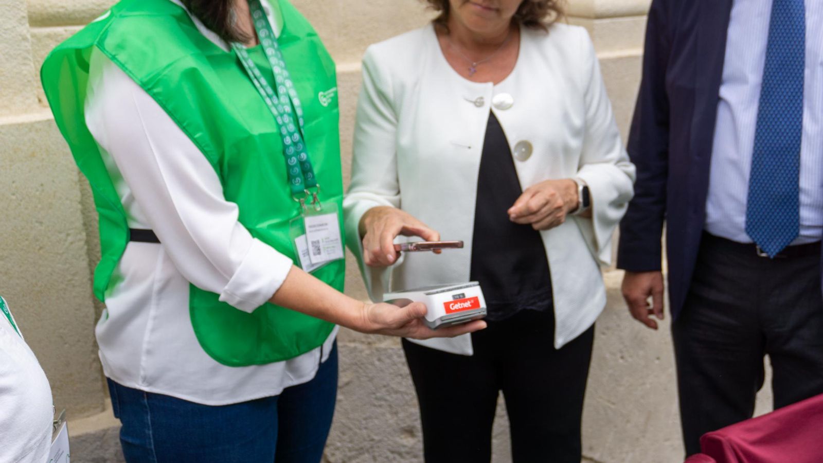 La consejera de Salud ofrece su donación a través de las nuevas 'huchas digitales'.