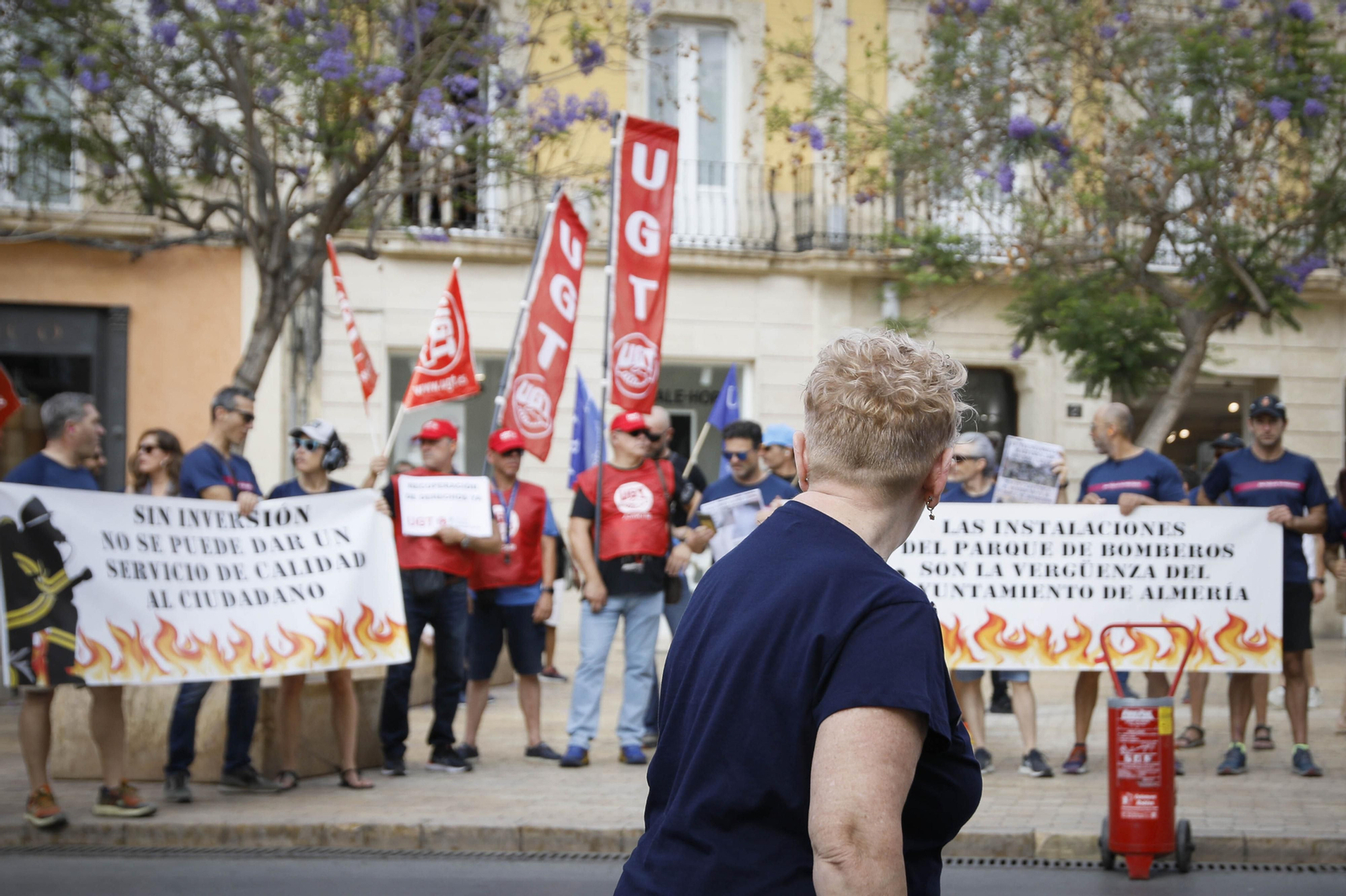 Manifestación de los bomberos quemados de Almería, en imágenes