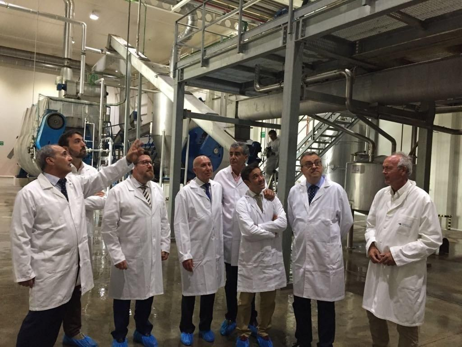 Rodrigo Sánchez, Gavino y Ruiz, reciben información de la empresa durante la visita a las instalaciones. Rodrigo Sánchez, Gavino y Ruiz, reciben información de la empresa durante la visita a las instalaciones.