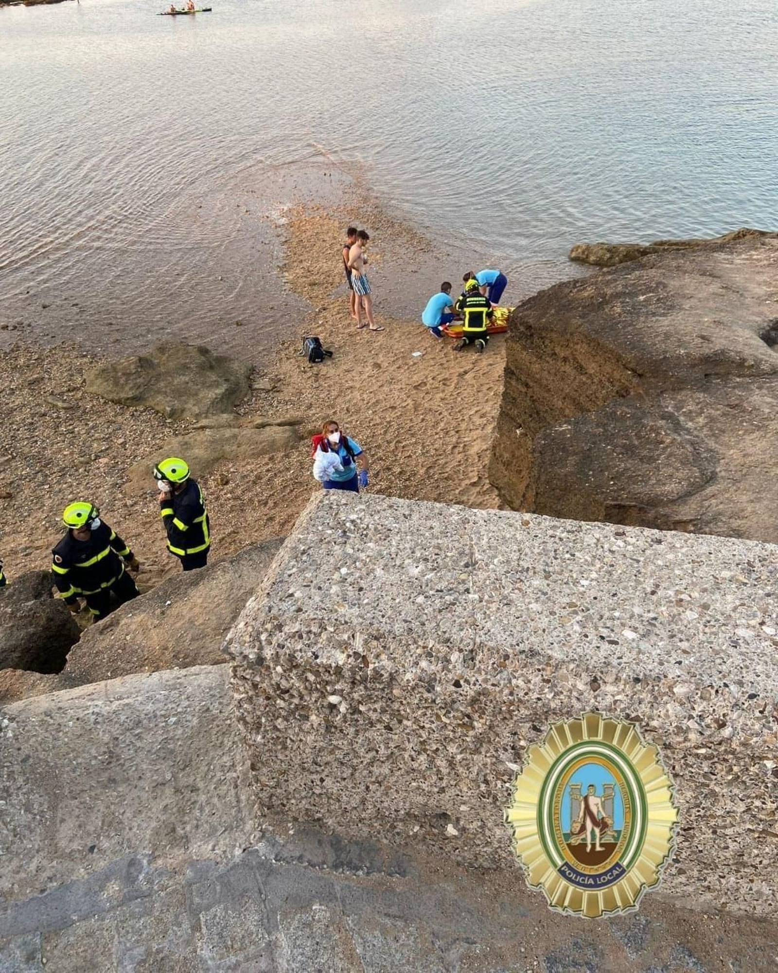 Imagen del rescate de uno de los jóvenes heridos