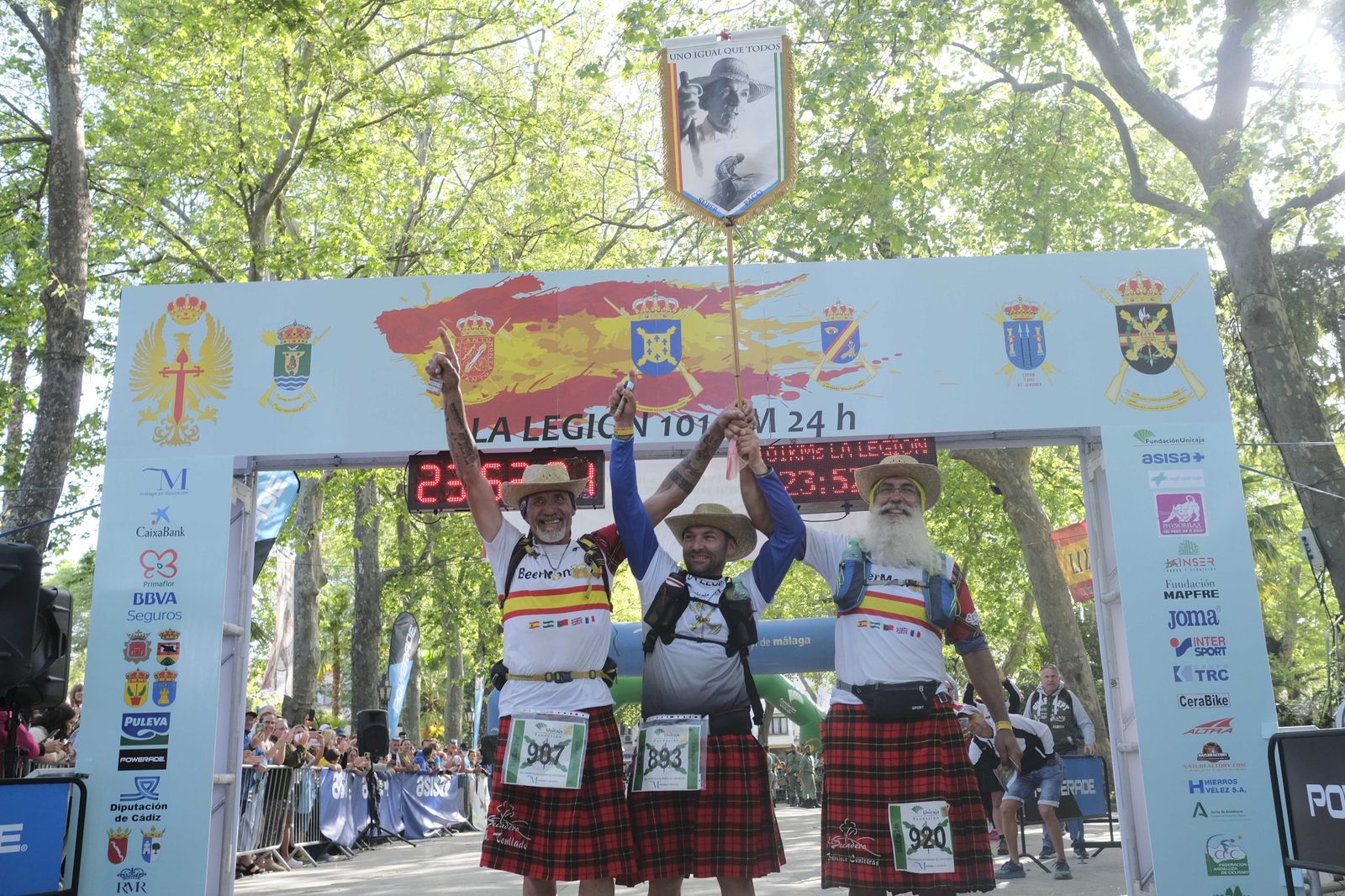 Cierre de la meta de los 101 kilómetros de la Legión, en fotos.