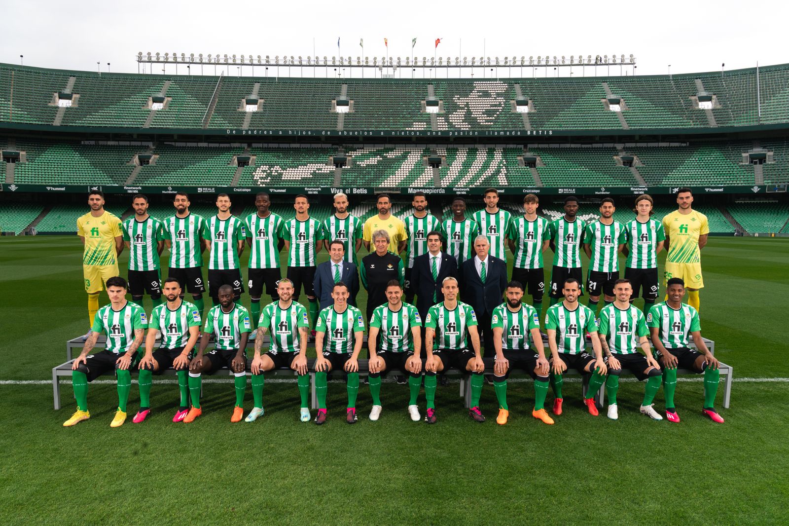La foto oficial del Betis en el Villamarín.