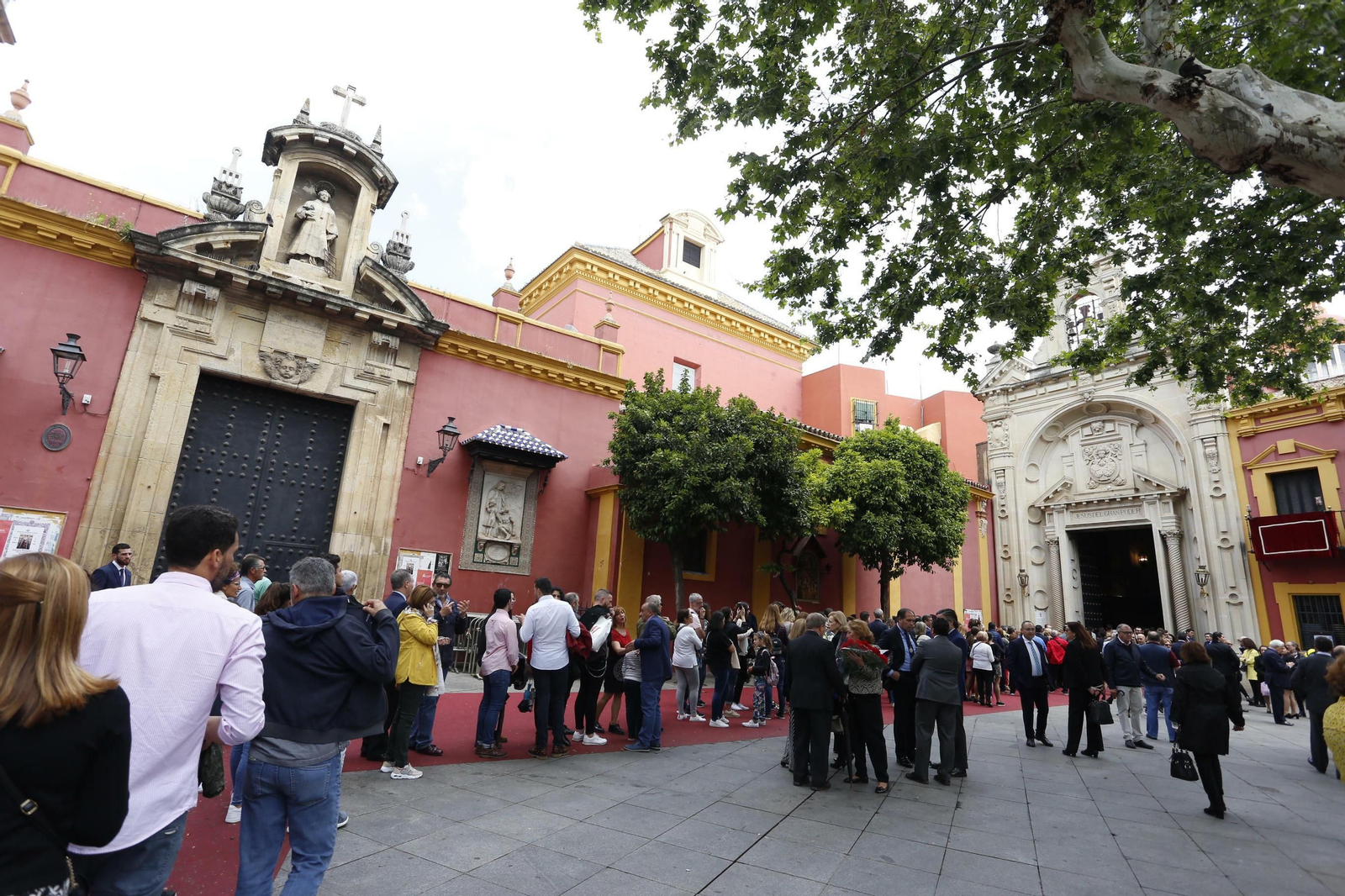 Colas en los templos a la espera de la Madrugá