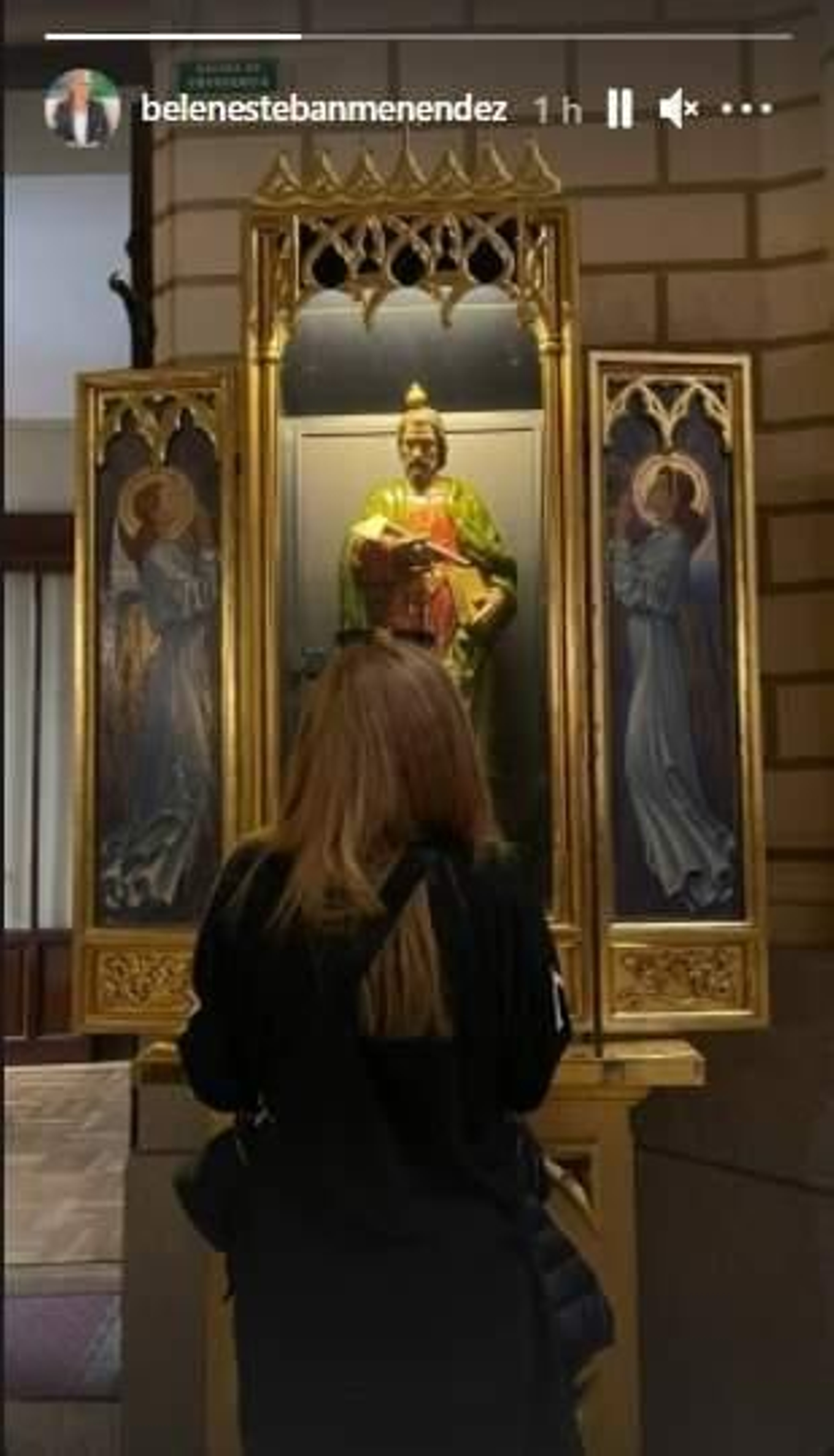 Belén rezando ante la imagen de San Judas Tadeo.