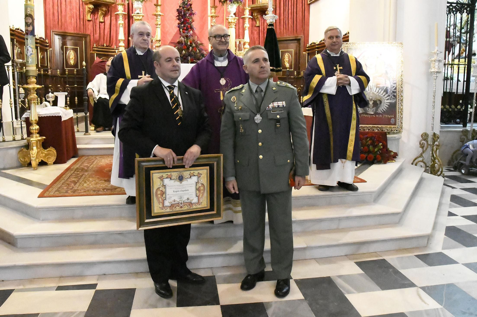 Momento de la unión entre la Archicofradía de la Vera Cruz y Oración en el Huerto y la Legión.