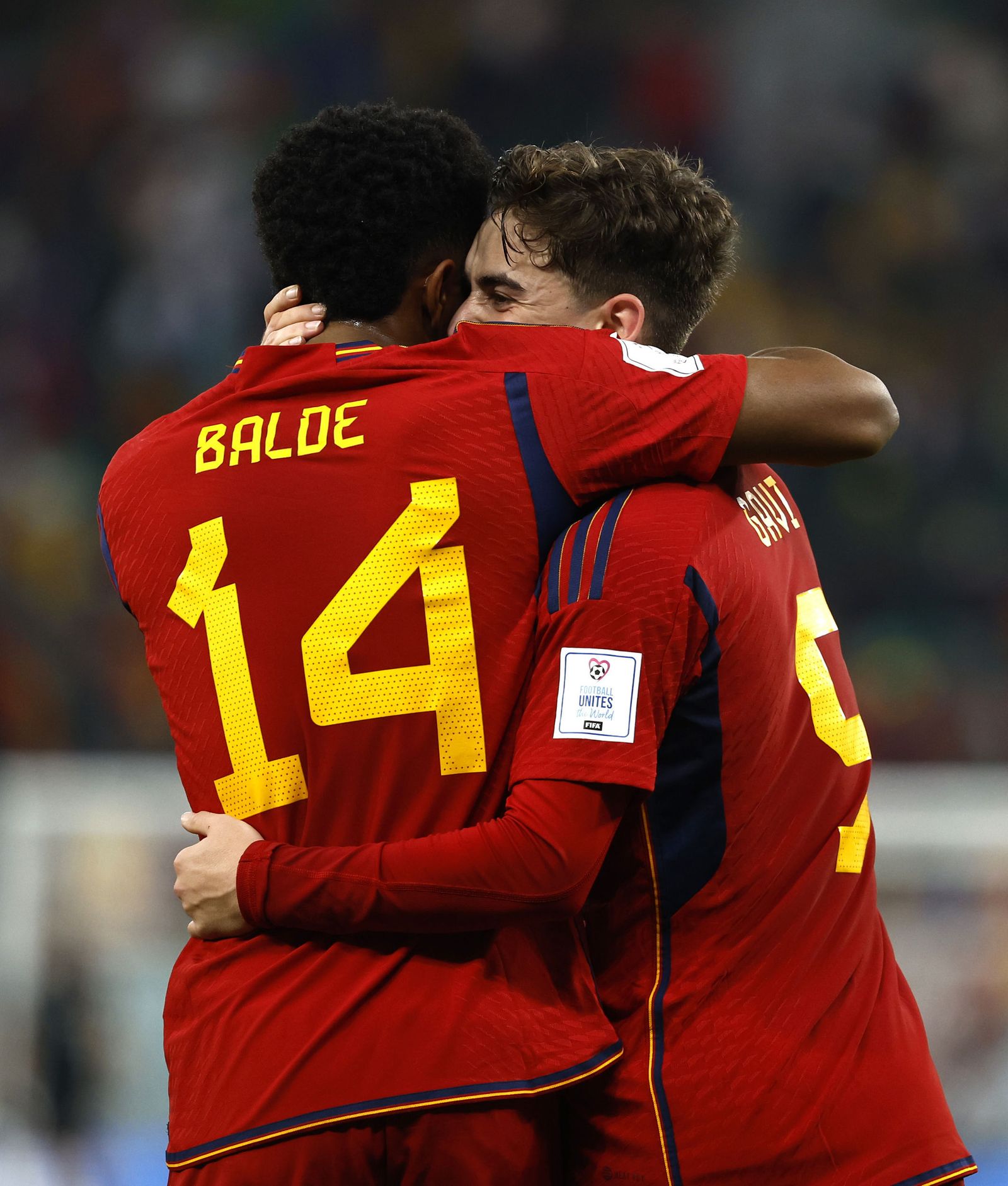 Balde y Gavi se abrazan tras el gol del palaciego.