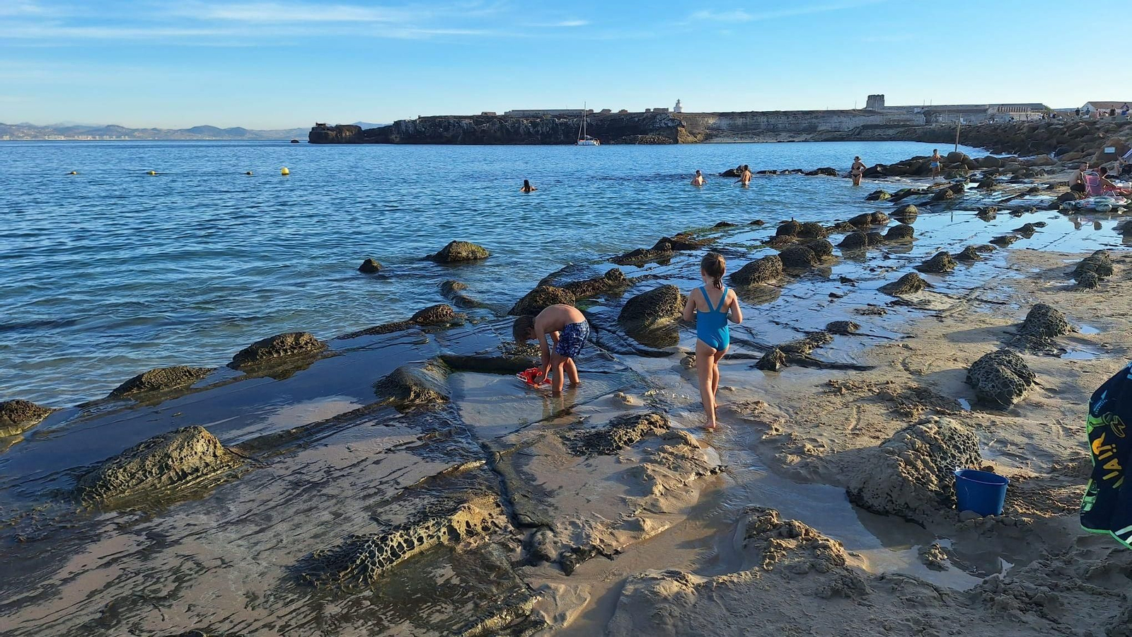 Niños y bañistas en la playa Chica de Tarifa durante el mes de septiembre.