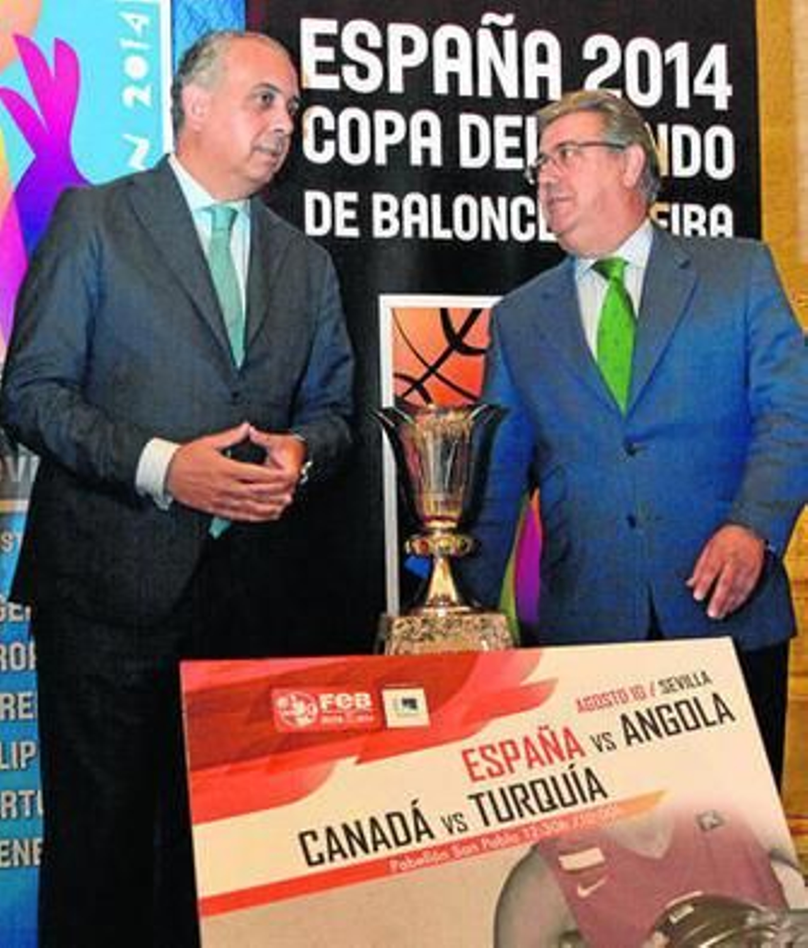 Sáez y Zoido charlan en el Ayuntamiento antes de presentar el amistoso España-Angola.