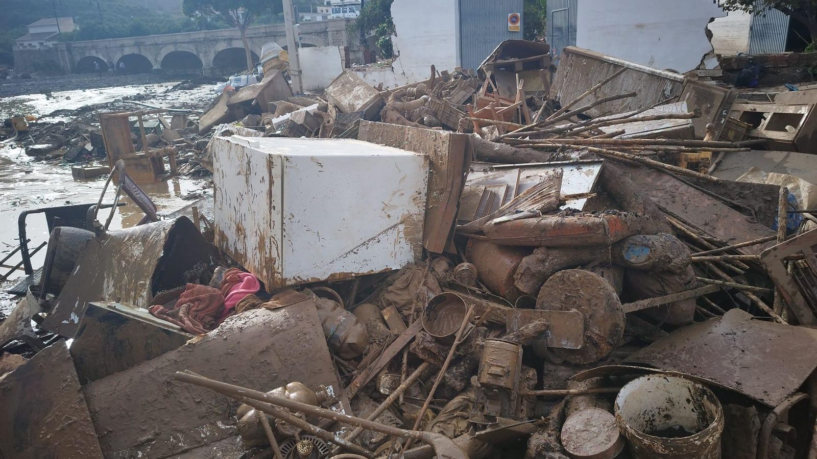 Material inservible en Benamargosa