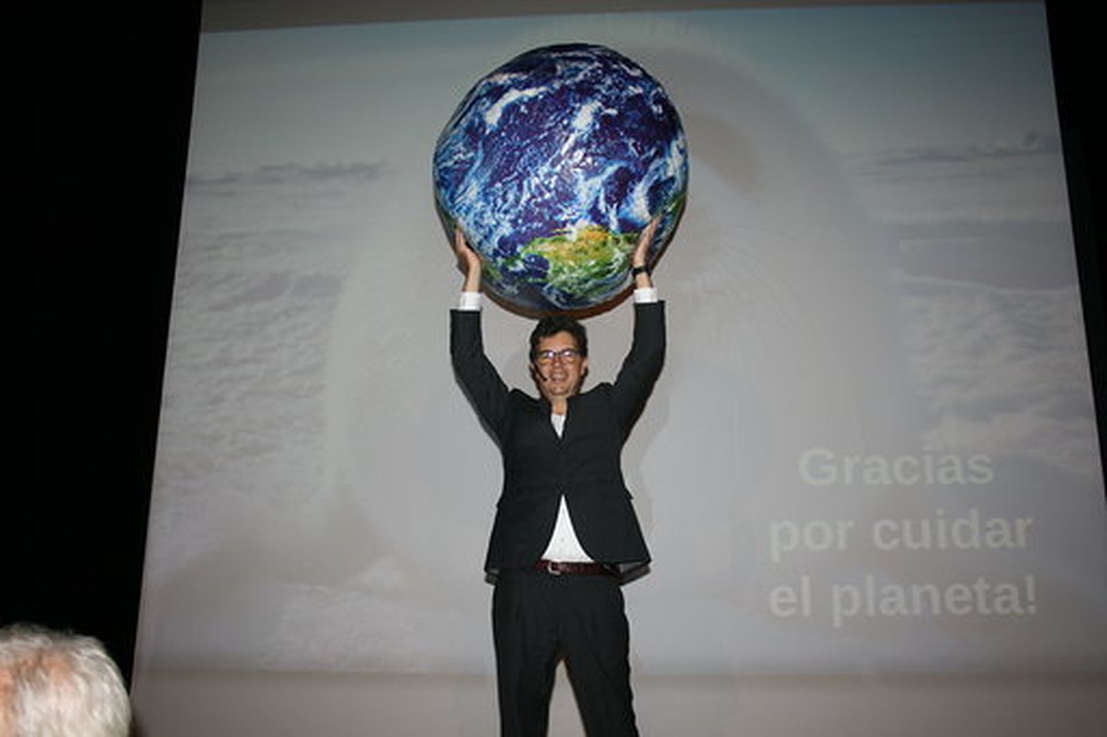 Martínez con una bola del mundo en su intervención  en el Moderno.