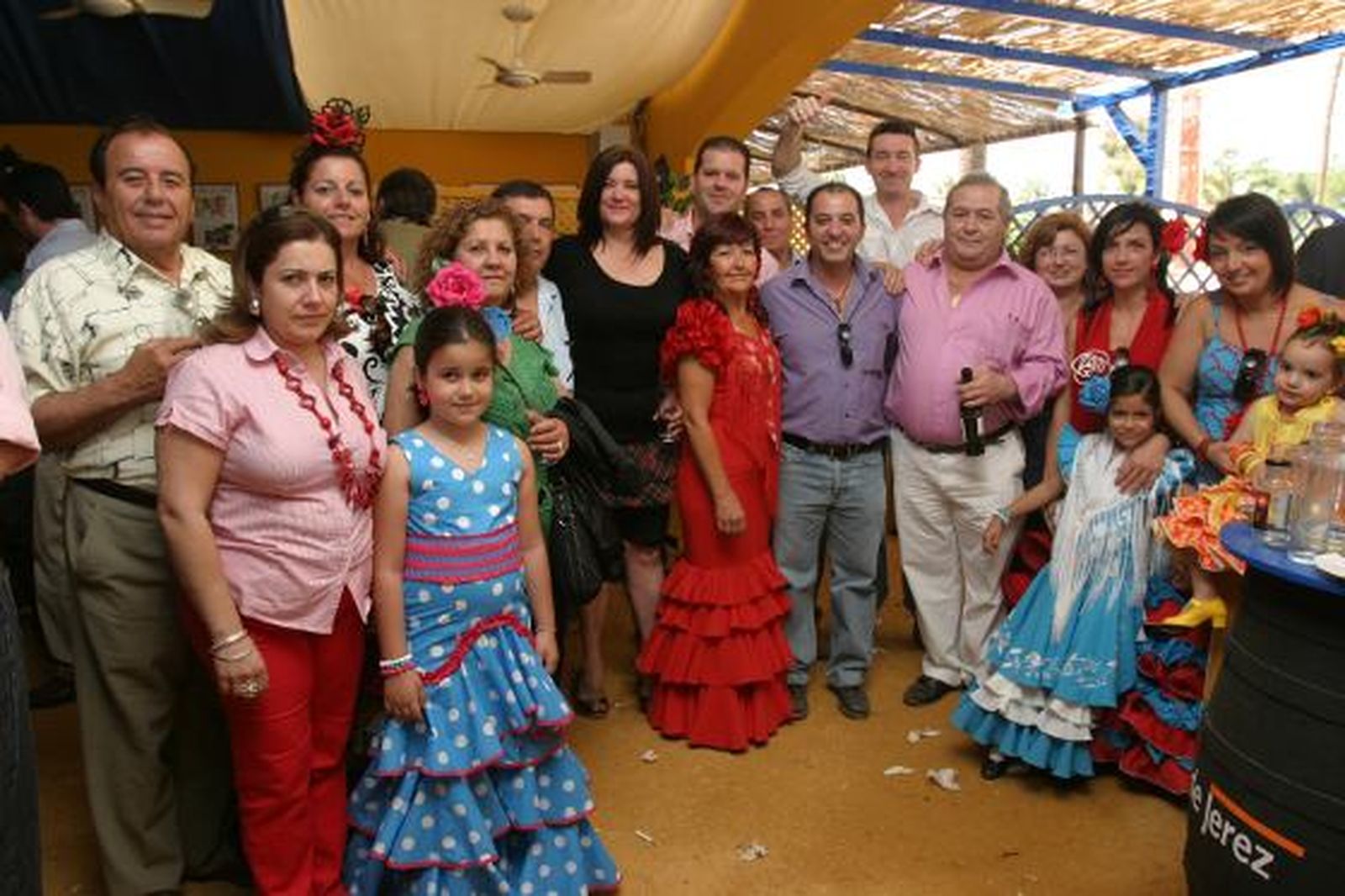 En el centro, Pepe Román, propietario de Restaurante El Gaitán, junto con sus trabajadores. A la izquierda, Juan Hurtado, antiguo propietario.

Foto: Vanesa Lobo