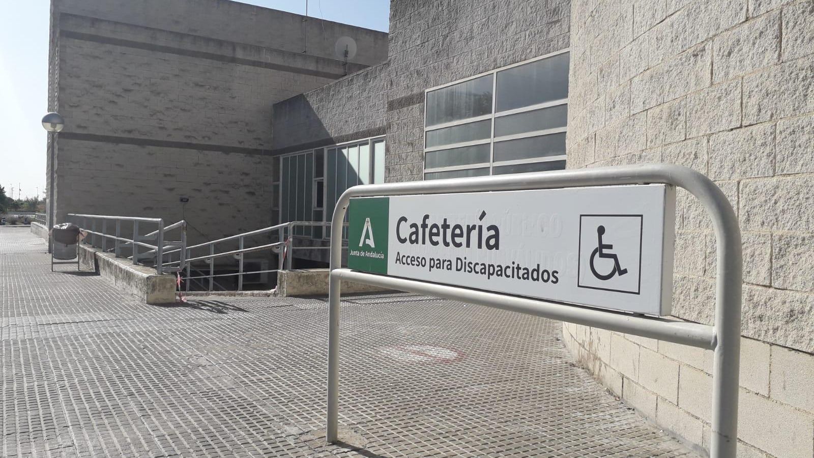 Acceso a la cafetería del hospital Juan Ramón Jiménez.
