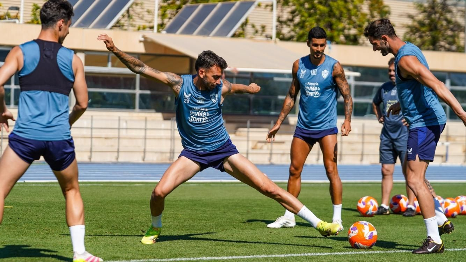 Centelles busca cortar un pase de Baptistao en un rondo del equipo.