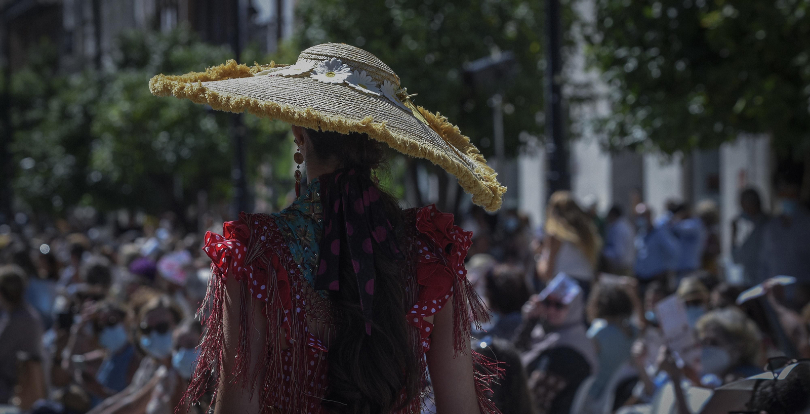 El desfile de moda flamenca de la Avenida de la Constitución, en imágenes