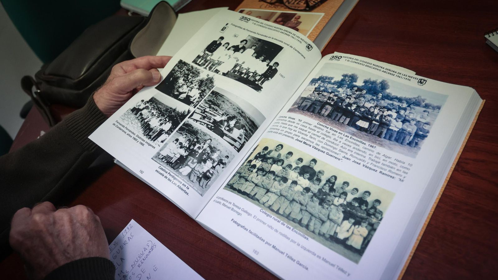 Pepe Salas muestra imágenes antiguas de escuelas rurales de los años 60 con multitud de alumnos.