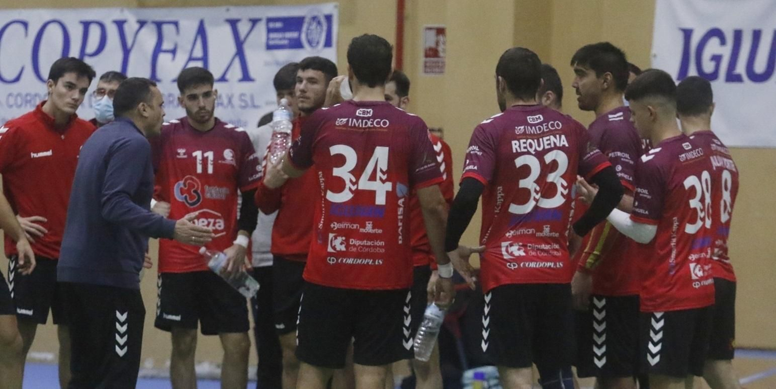 Jesús Escribano da órdenes a su equipo durante un tiempo muerto.