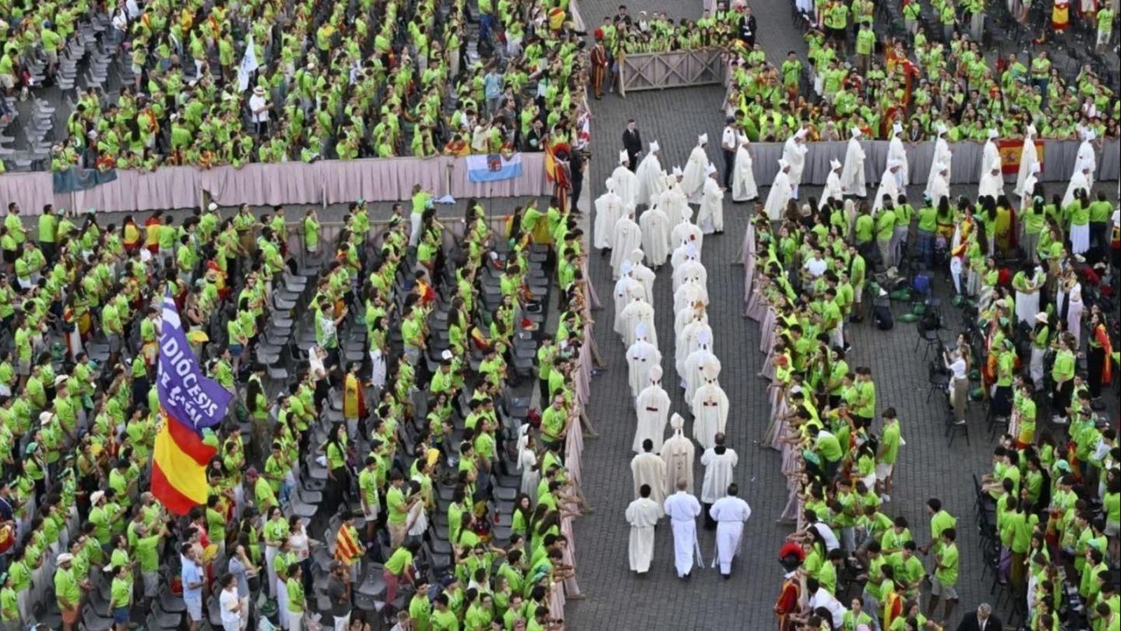 Perspectiva aérea de la Plaza de San Pedro durante la misa de jóvenes españoles.