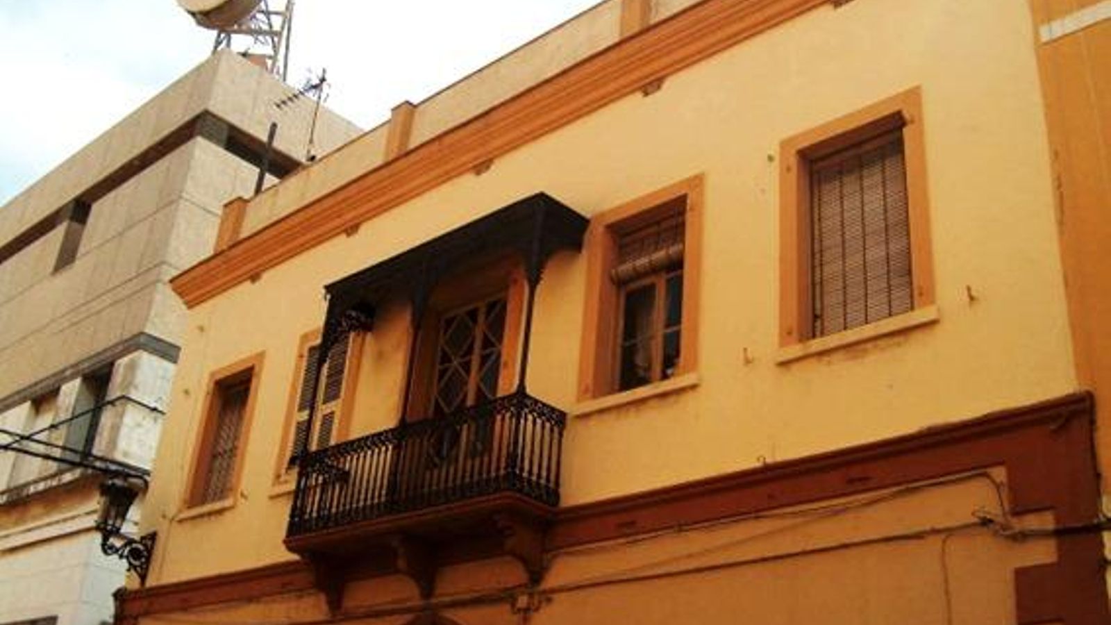 Casa en la calle Clavel, con balcón y rejería al estilo de Gibraltar. Casa en la calle Clavel, con balcón y rejería al estilo de Gibraltar.