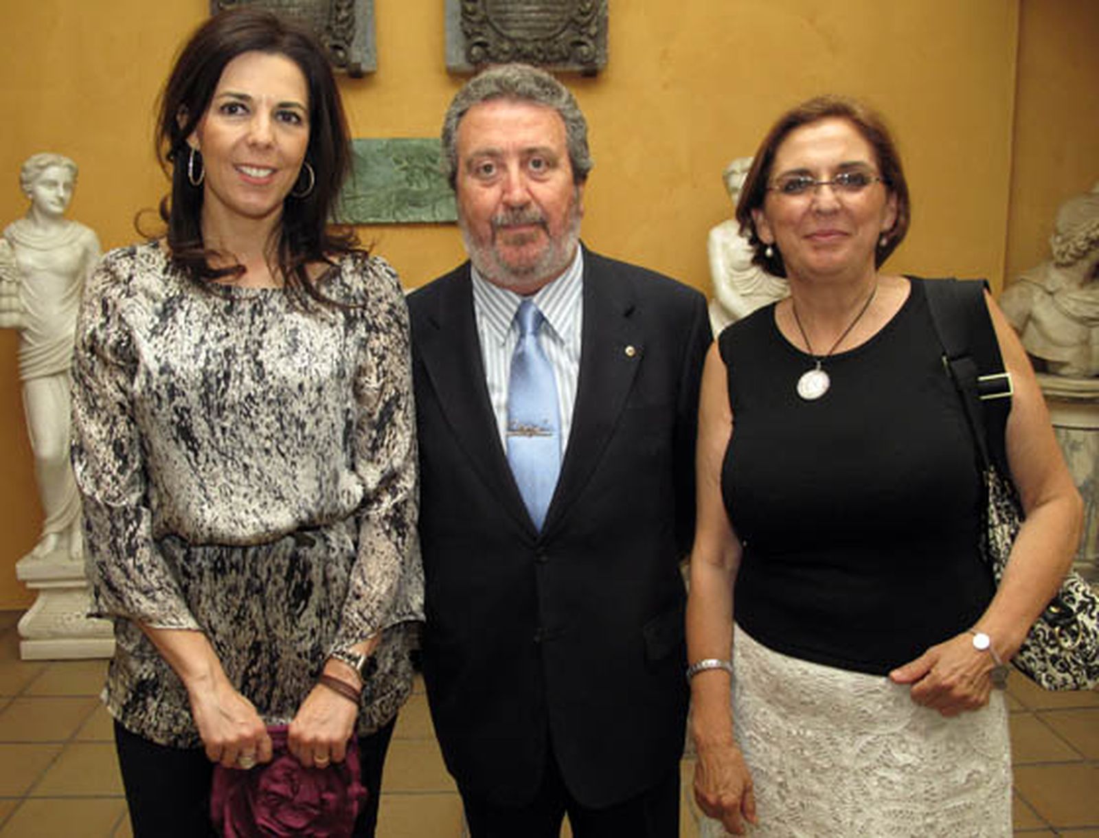 María Ángeles Maisanaba y Manuela Martínez (vicepresidenta) de Autismo Sevilla, con Manuel Mojarro (Club de Leones de Sevilla).

Foto: Victoria Ramírez