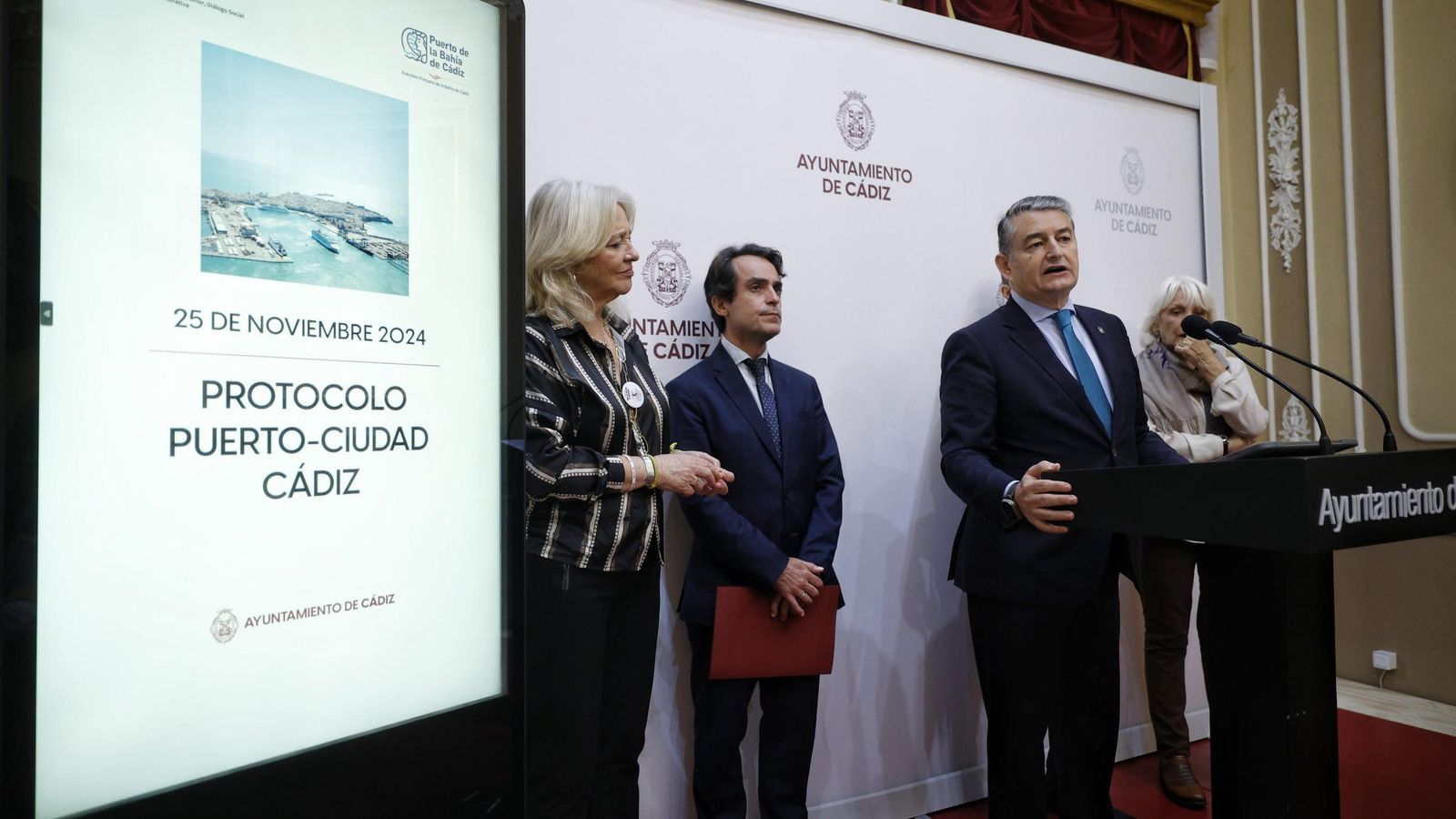 Estuvieron presentes representantes de la Junta de Andalucía, del Ayuntamiento de Cádiz y de la Autoridad Portuaria de la Bahía de Cádiz Estuvieron presentes representantes de la Junta de Andalucía, del Ayuntamiento de Cádiz y de la Autoridad Portuaria de la Bahía de Cádiz