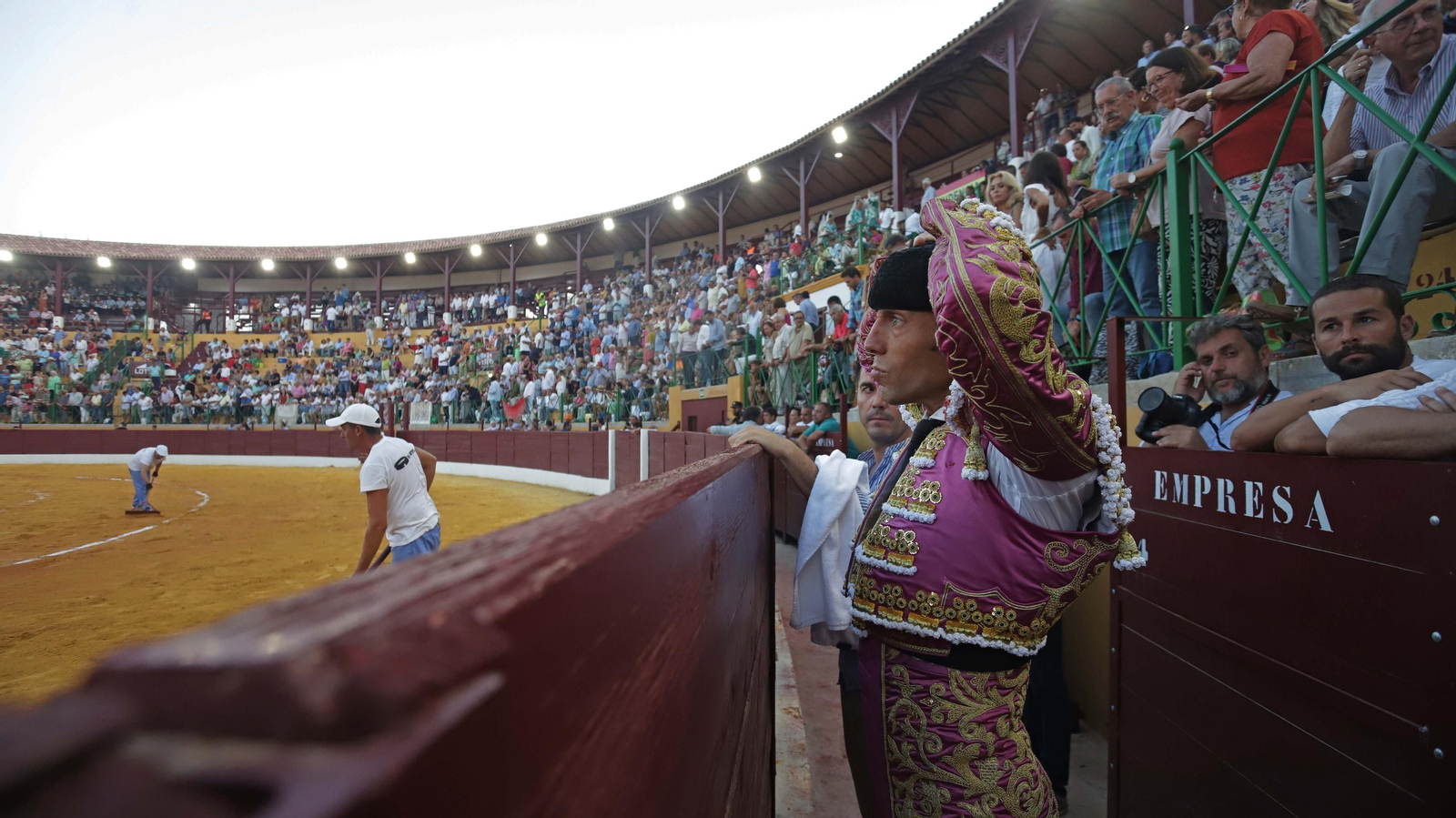 Fotos de la corrida del viernes de la Feria de La Línea: Curro Díaz, Manuel Escribano y David Galván
