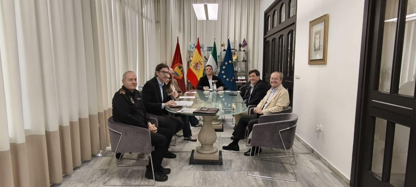 Un momento de la reunión entre José María Bellido y los vecinos de El Brillante