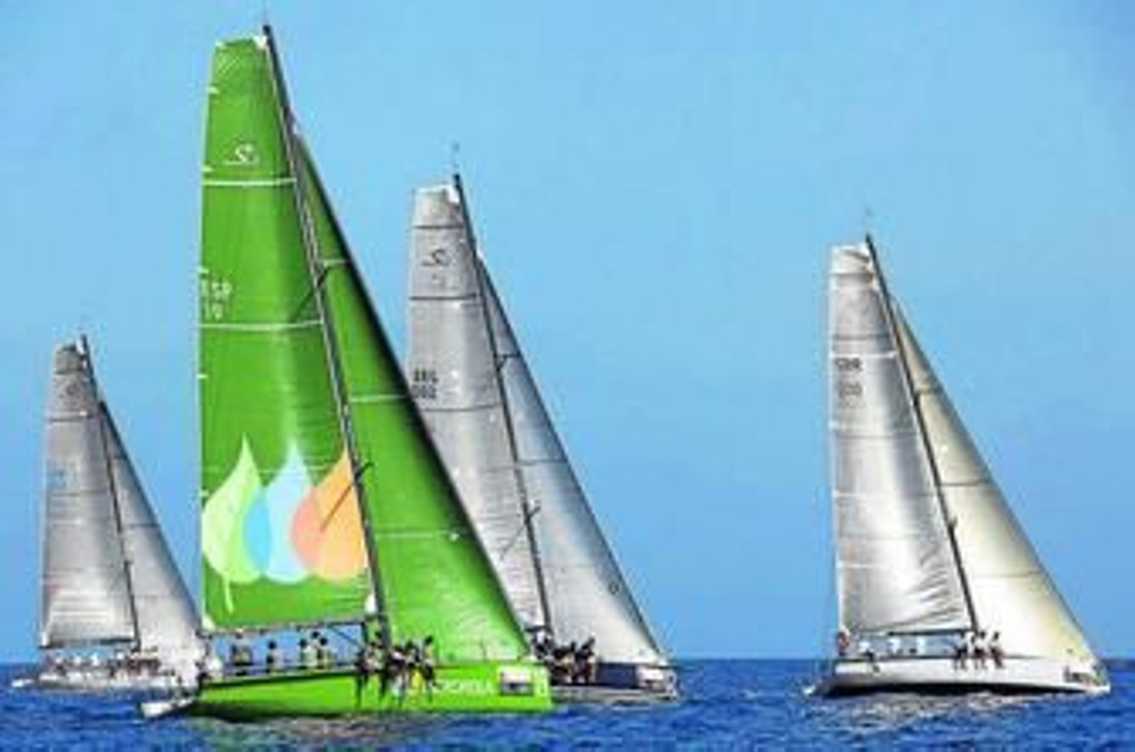 Primer plano el 'Iberdrola', con tripulación gaditana, en la salida del entrenamiento de los Soto 40.