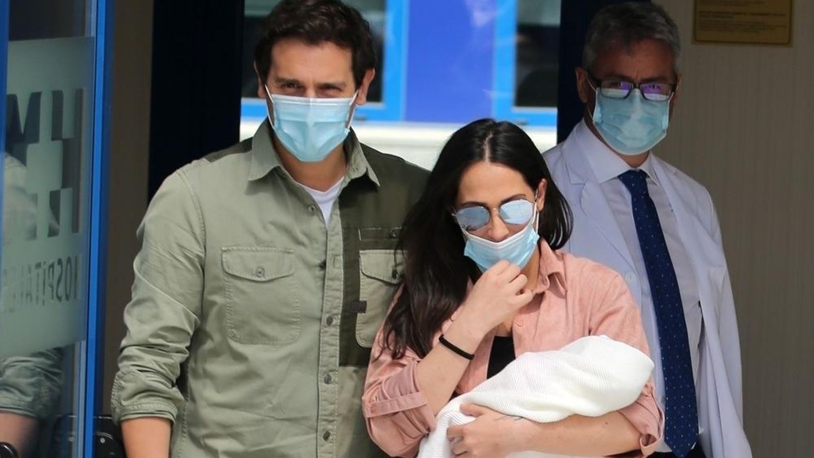 Malú y Albert Rivera, saliendo del hospital con su hija Lucía en junio de 2020.
