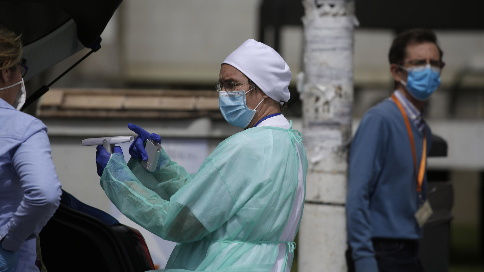 Trabajadores sanitarios luchando contra el coronavirus en Sevilla