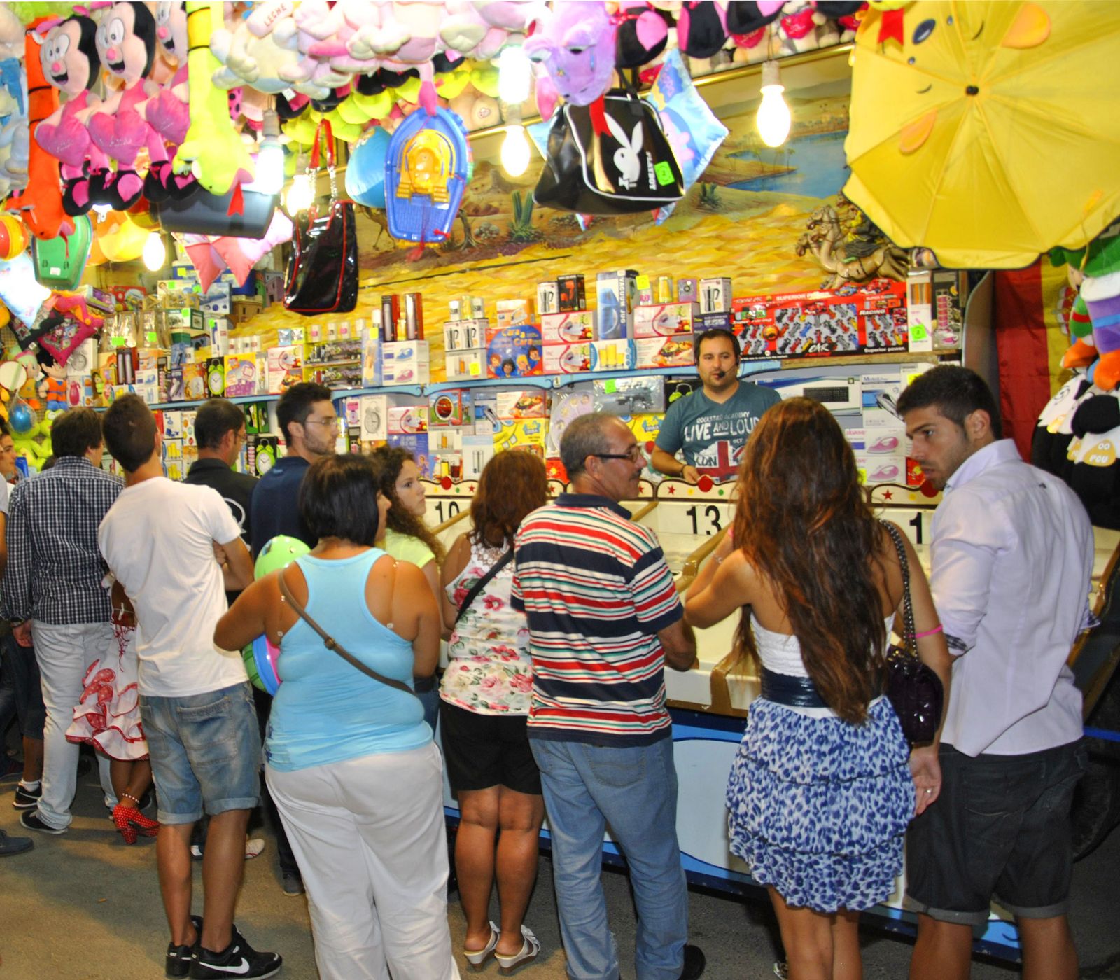 Varias personas juegan a las carreras de camellos.