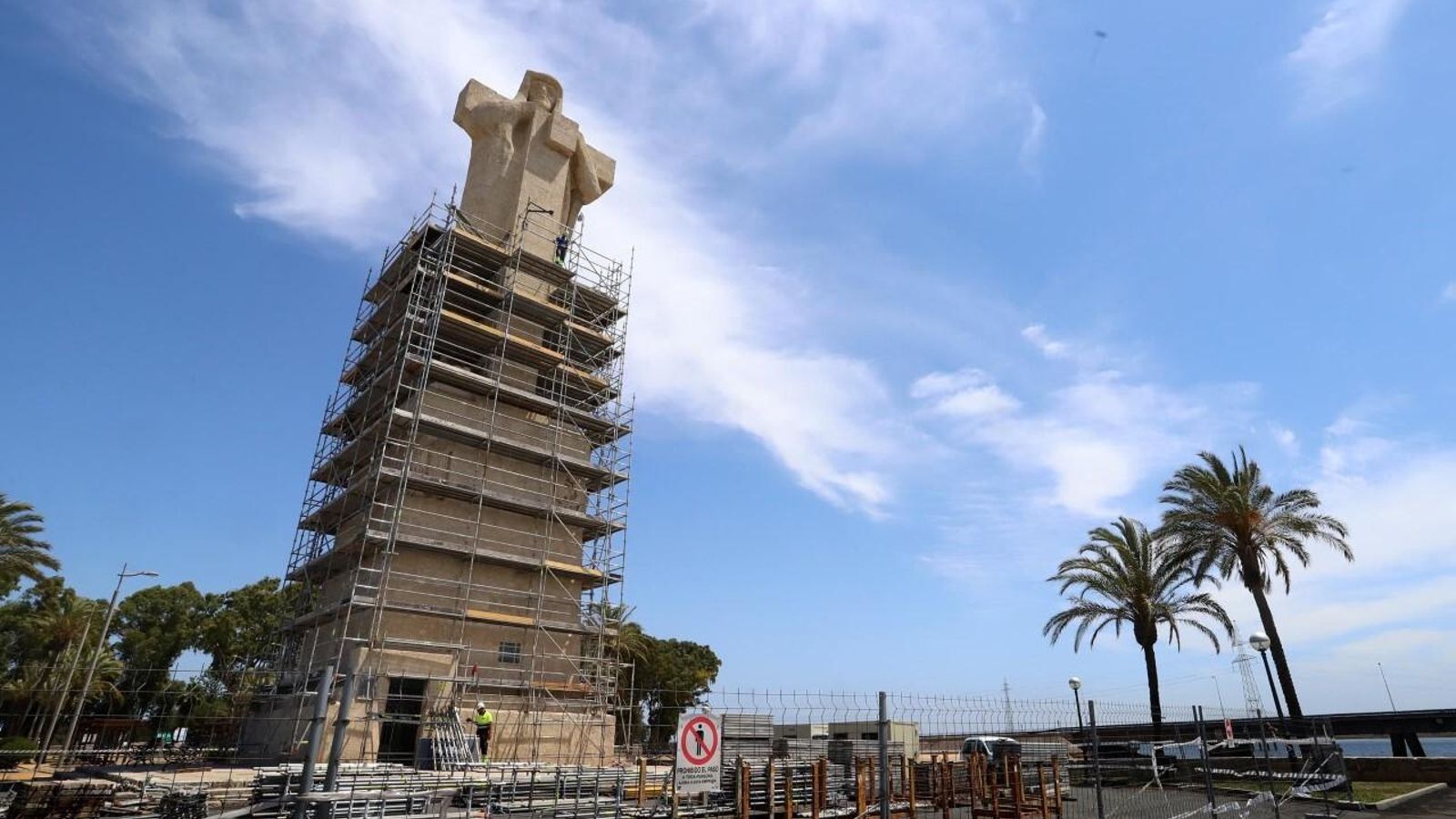 Proceso de desmontaje de los andamios que han cubierto el coloso.
