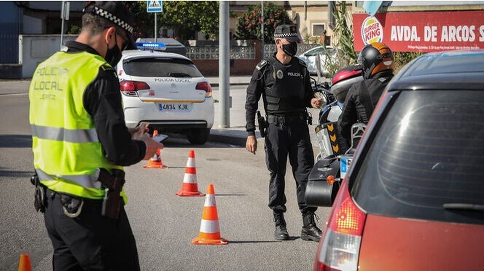 Efectivos de la Policía Local en un control de velocidad.