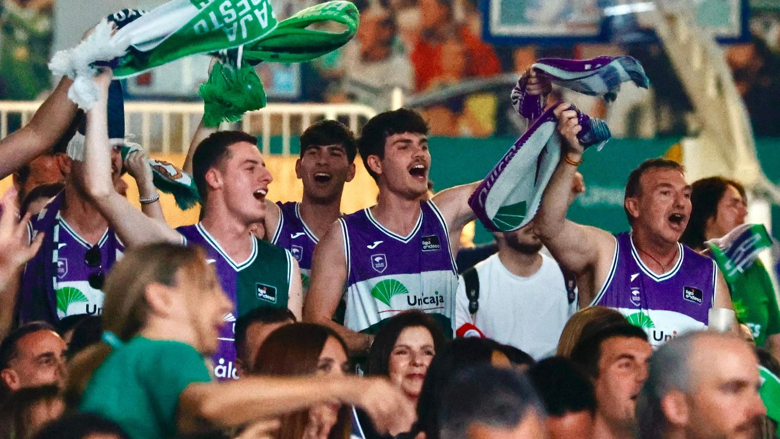 La locura en Los Guindos: ¡Búscate durante la final de BCL del Unicaja!
