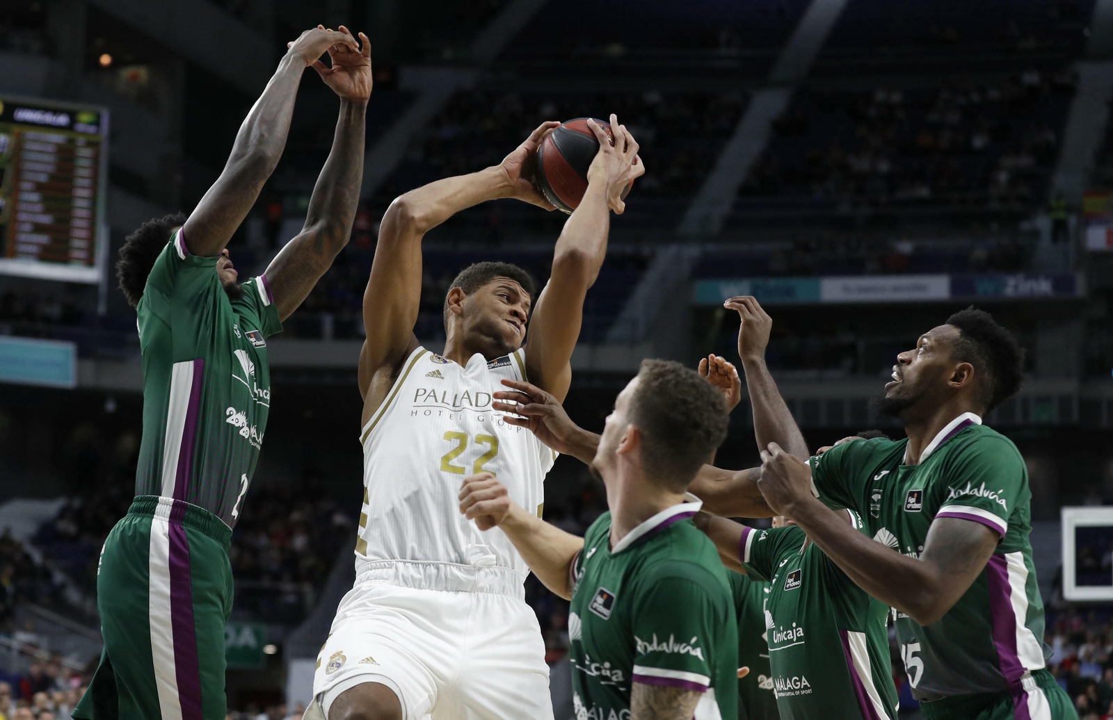 Los jugadores del Unicaja rodean a Tavares.