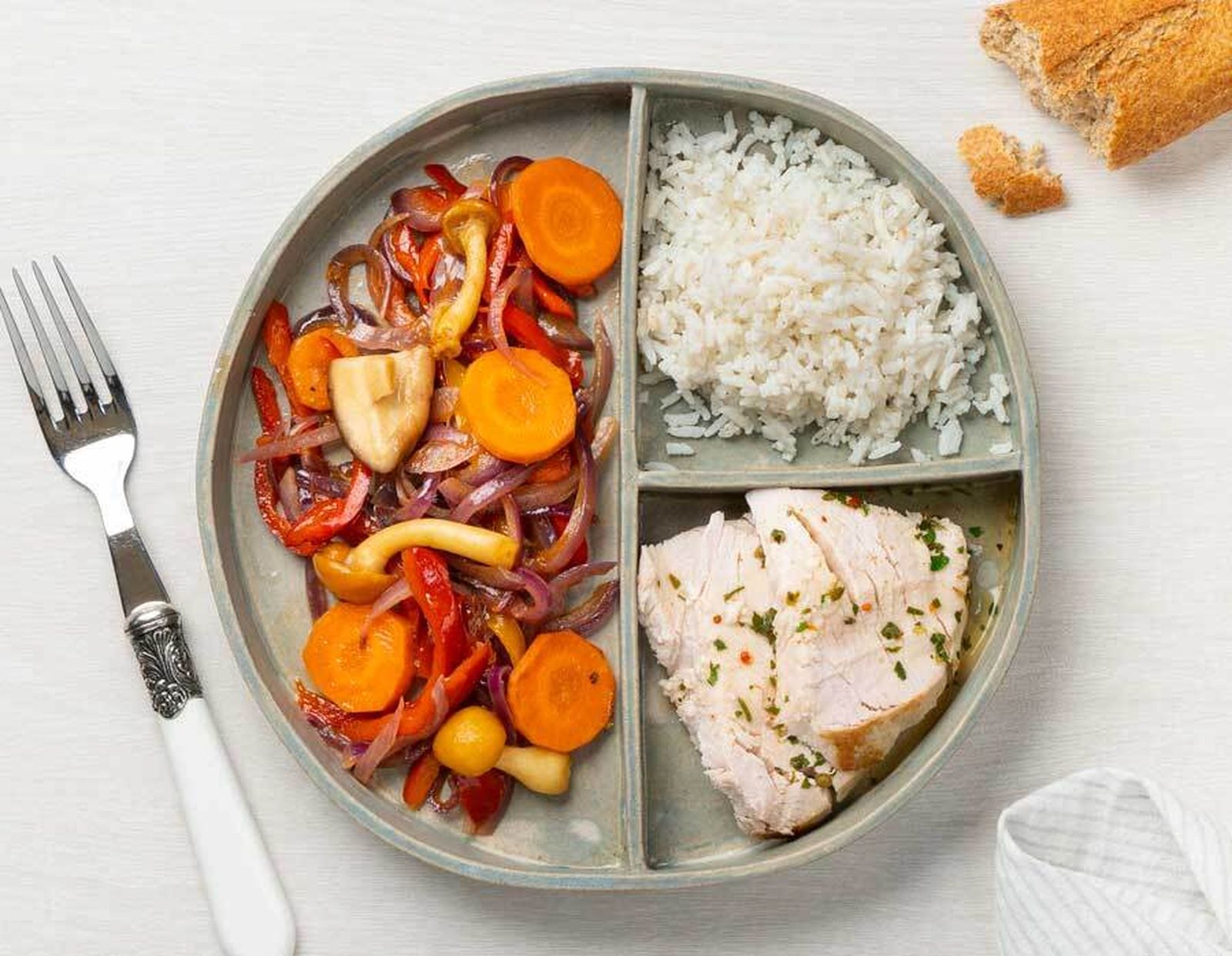 Plato de Wetaca de pavo con verduras salteadas y arroz.