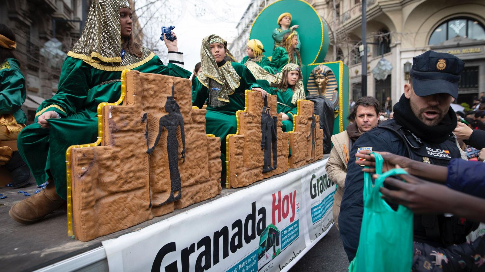 La carroza de Granada Hoy repartiendo caramelos durante el cortejo