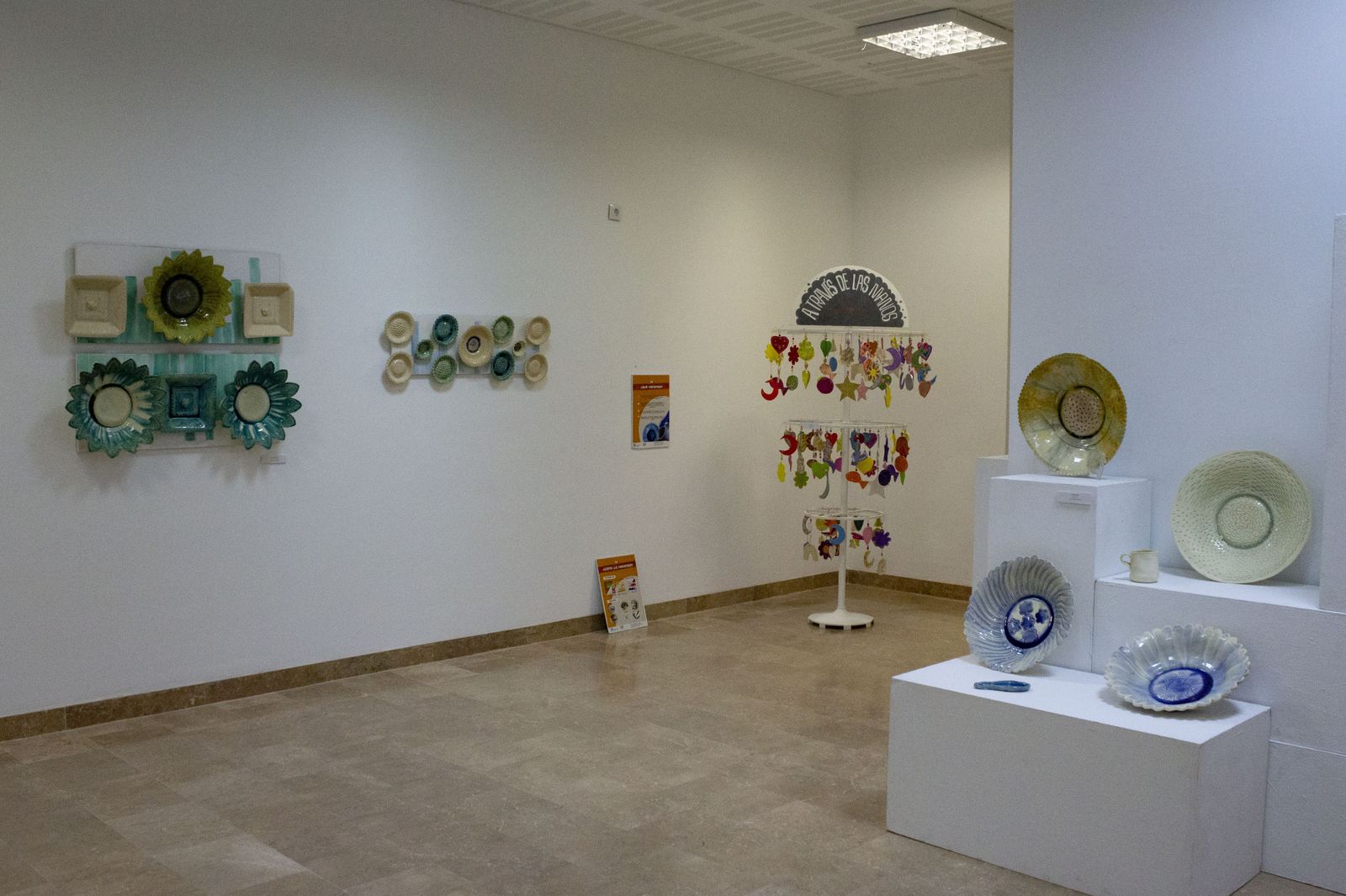 Fotos de la exposición "A través de las manos" del taller de cerámica del Centro La Marchenilla