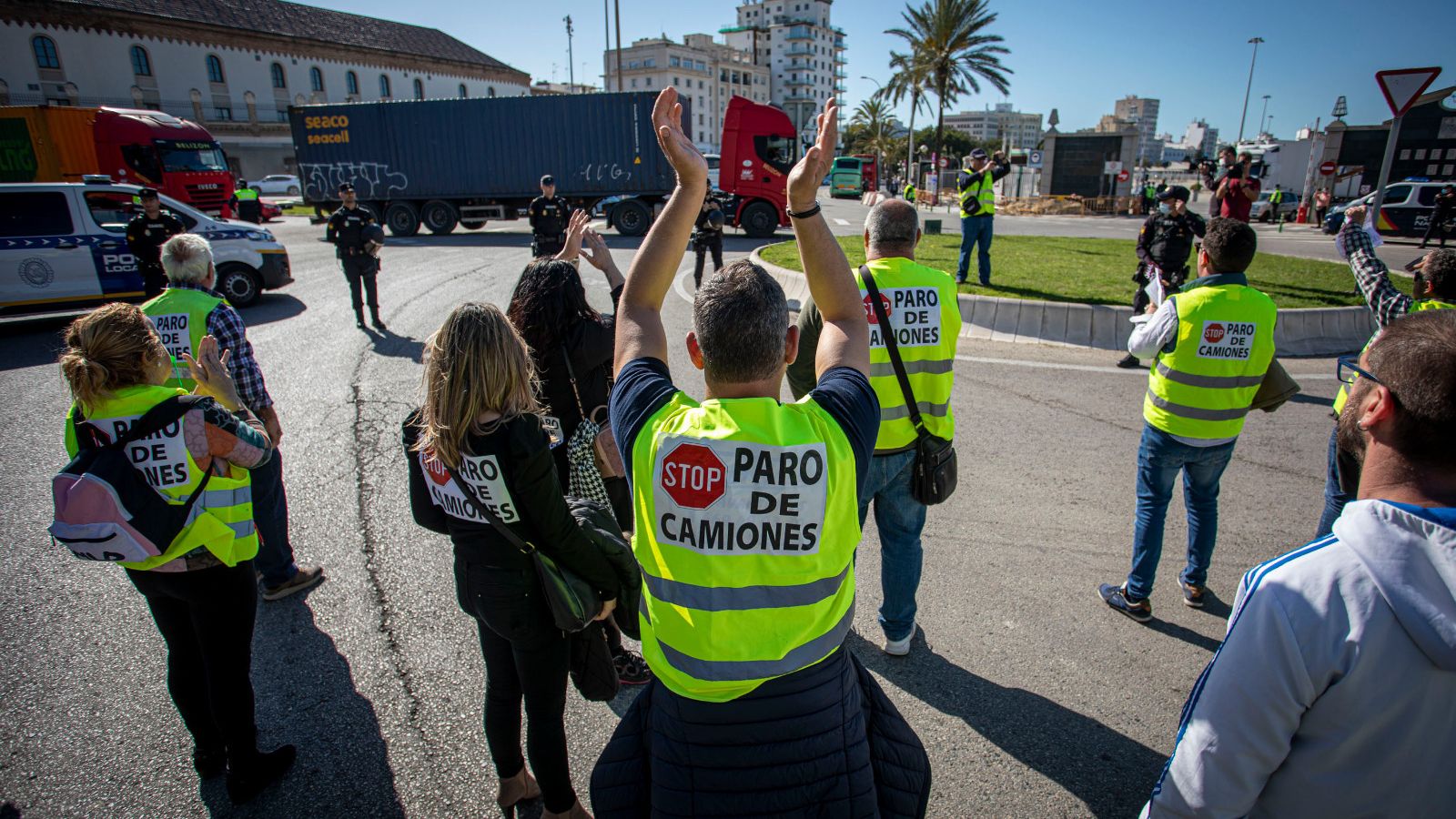 Los manifestantes aplauden irónicamente a un conductor que entra con su camión en el muelle.