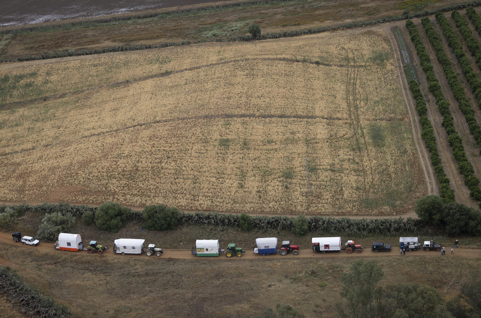 Las impresionantes fotos del camino del Rocío, desde el helicóptero de la Guardia Civil