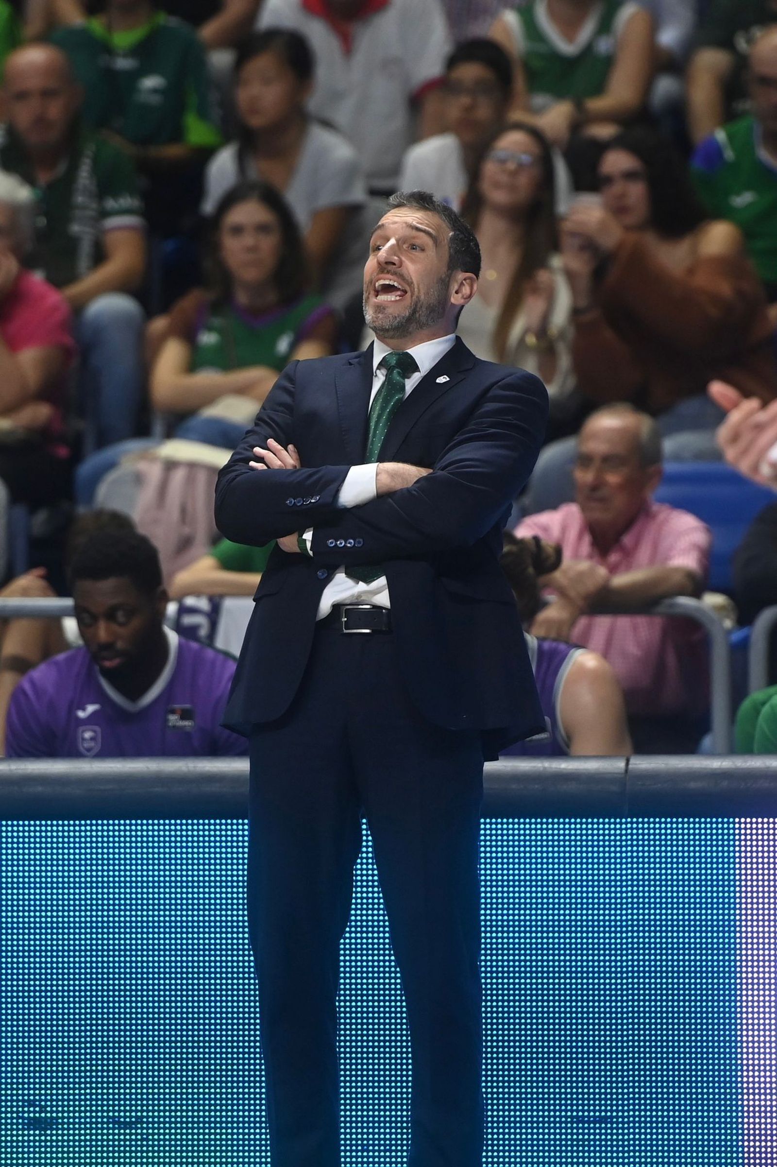 Ibon Navarro dando indicaciones desde el banquillo.