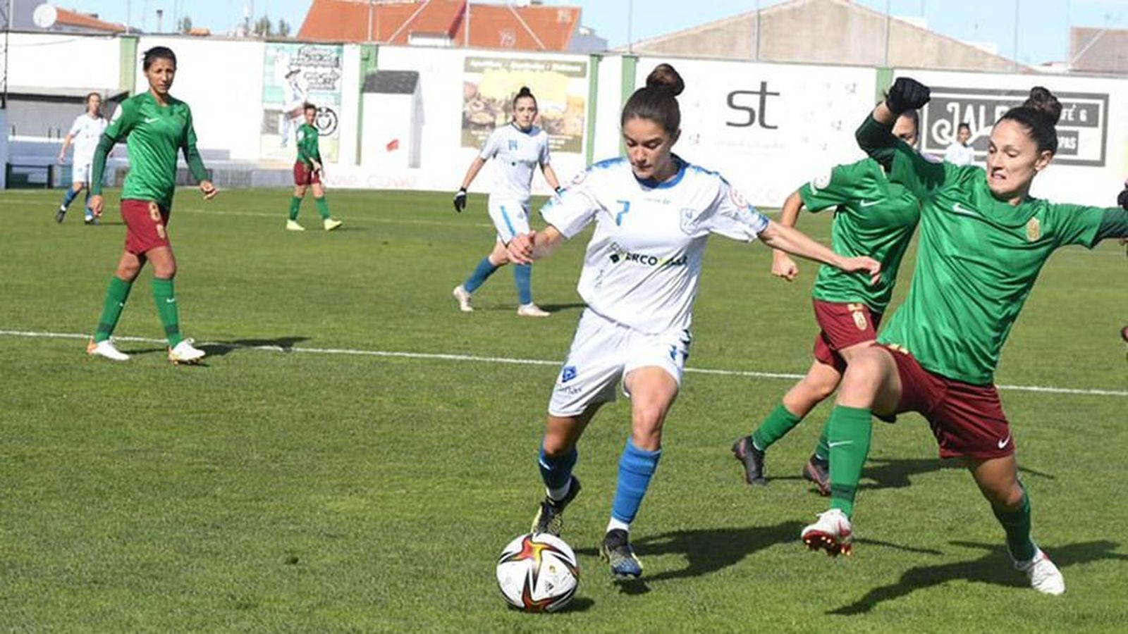 Nora de Torres disputa un balón con una jugadora del Tacuense.