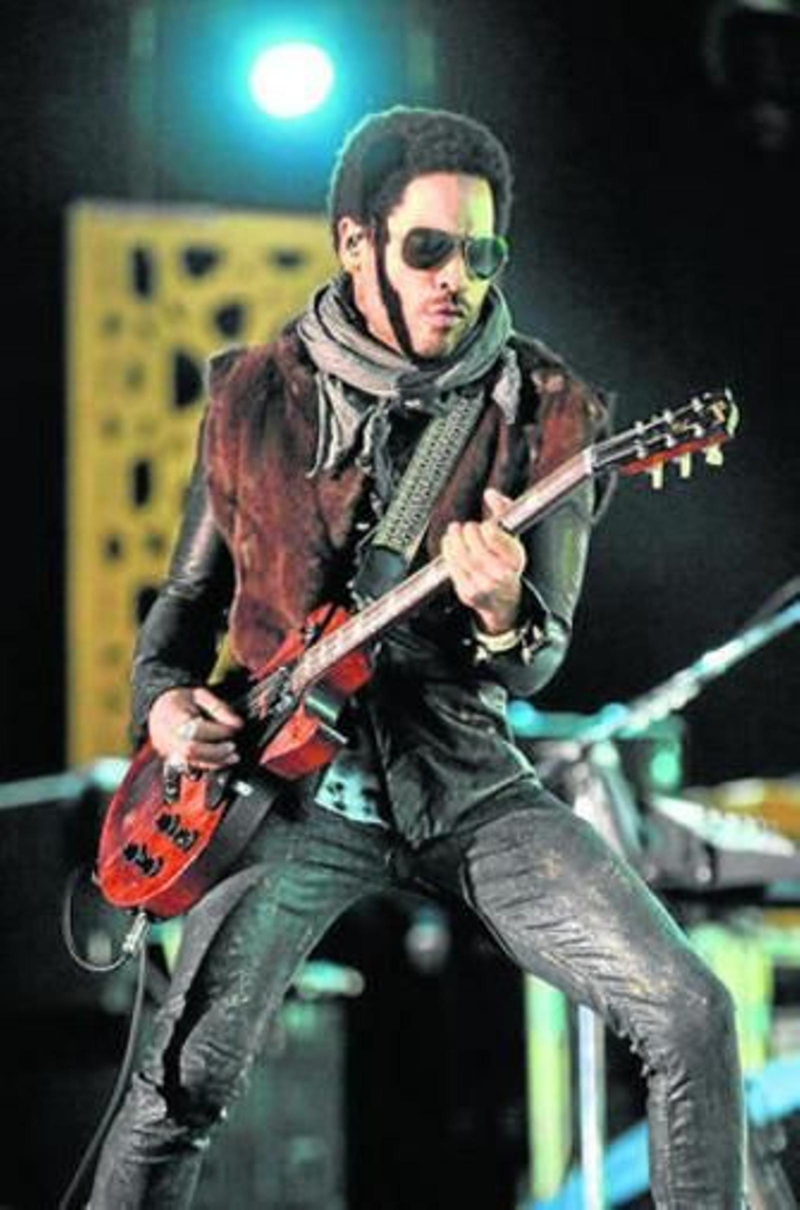 Fuerza. Distintas imágenes del músico estadounidense Lenny Kravitz durante el concierto que ofreció este viernes dentro del décimo Mawazine World Rhythms International Music Festival que se celebra en Rabat (Marruecos).