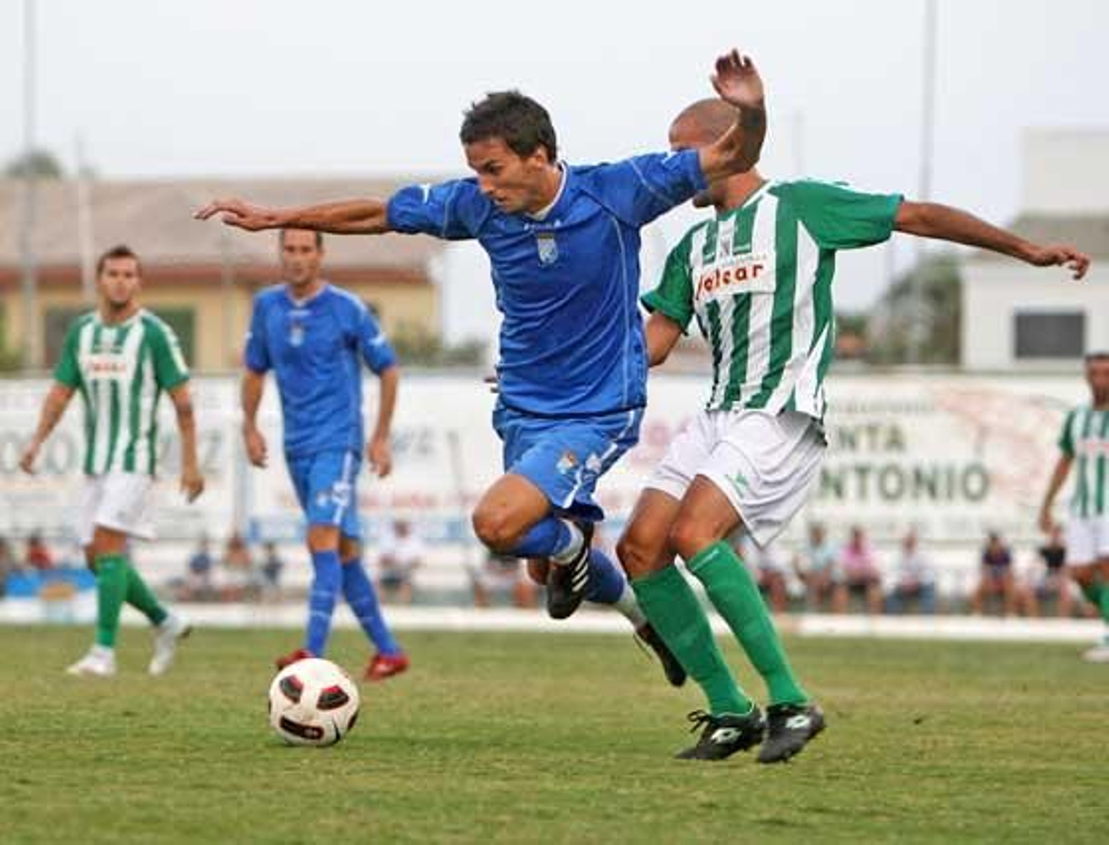 La segunda mitad estuvo marcada por los continuos parones en el juego provocados por los cambios y por las acciones carentes de deportividad

Foto: Juan Carlos Toro