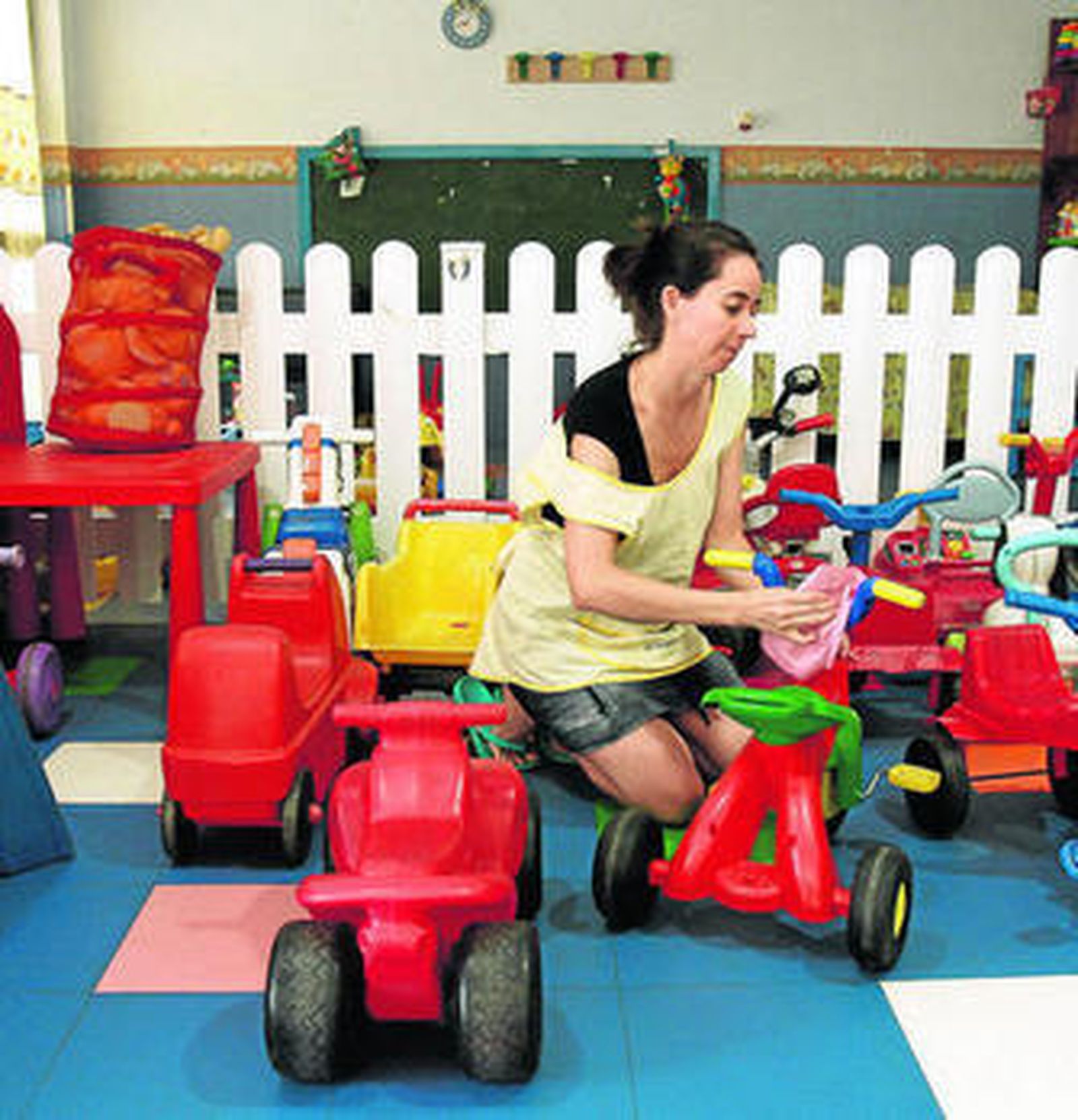 Una trabajadora prepara los juguetes que utilizan los niños.