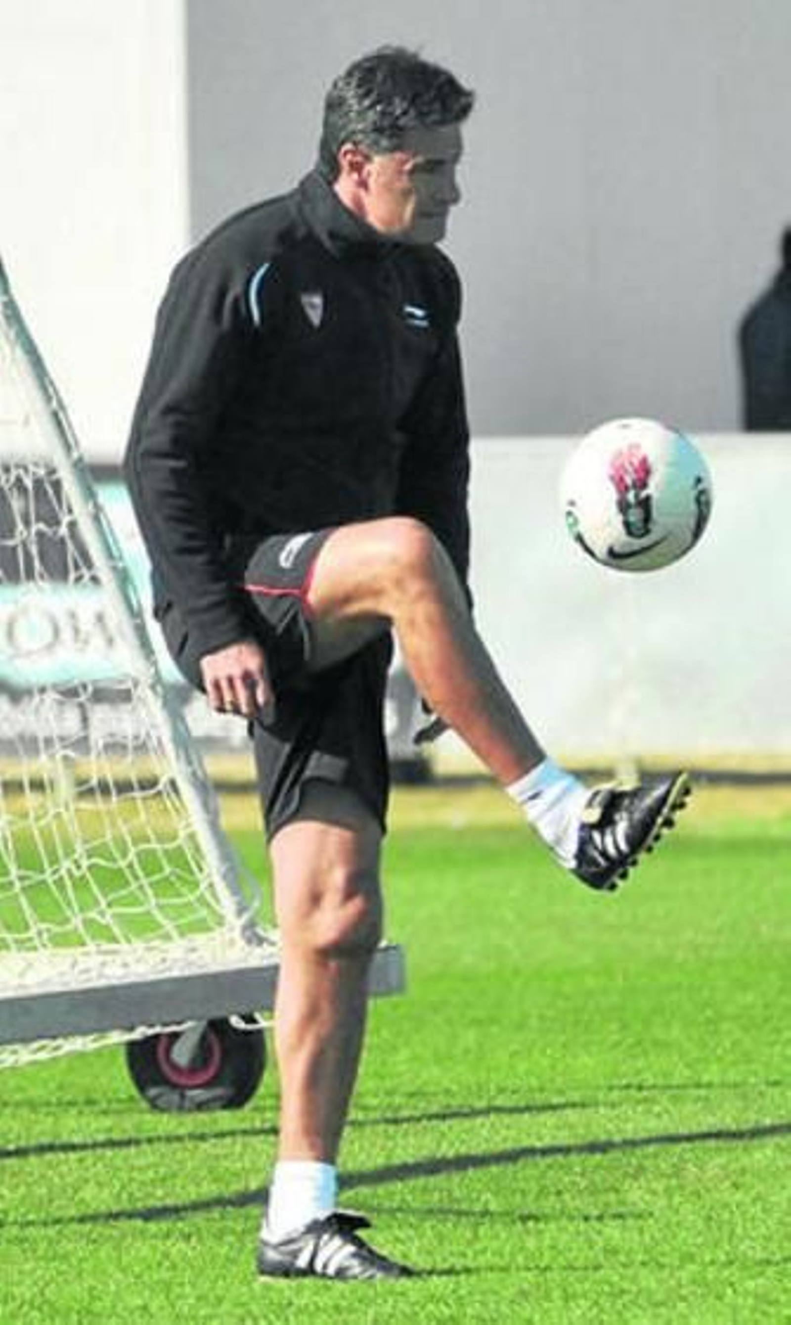 Míchel demuestra su toque con la pierna derecha durante la sesión de ayer.
