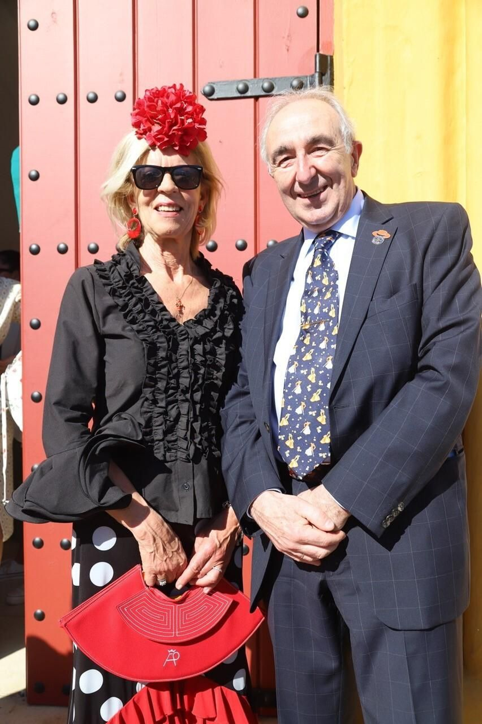 El empresario belga Guy De Baer y su esposa Fleur , 30 años asistiendo a la Maestranza