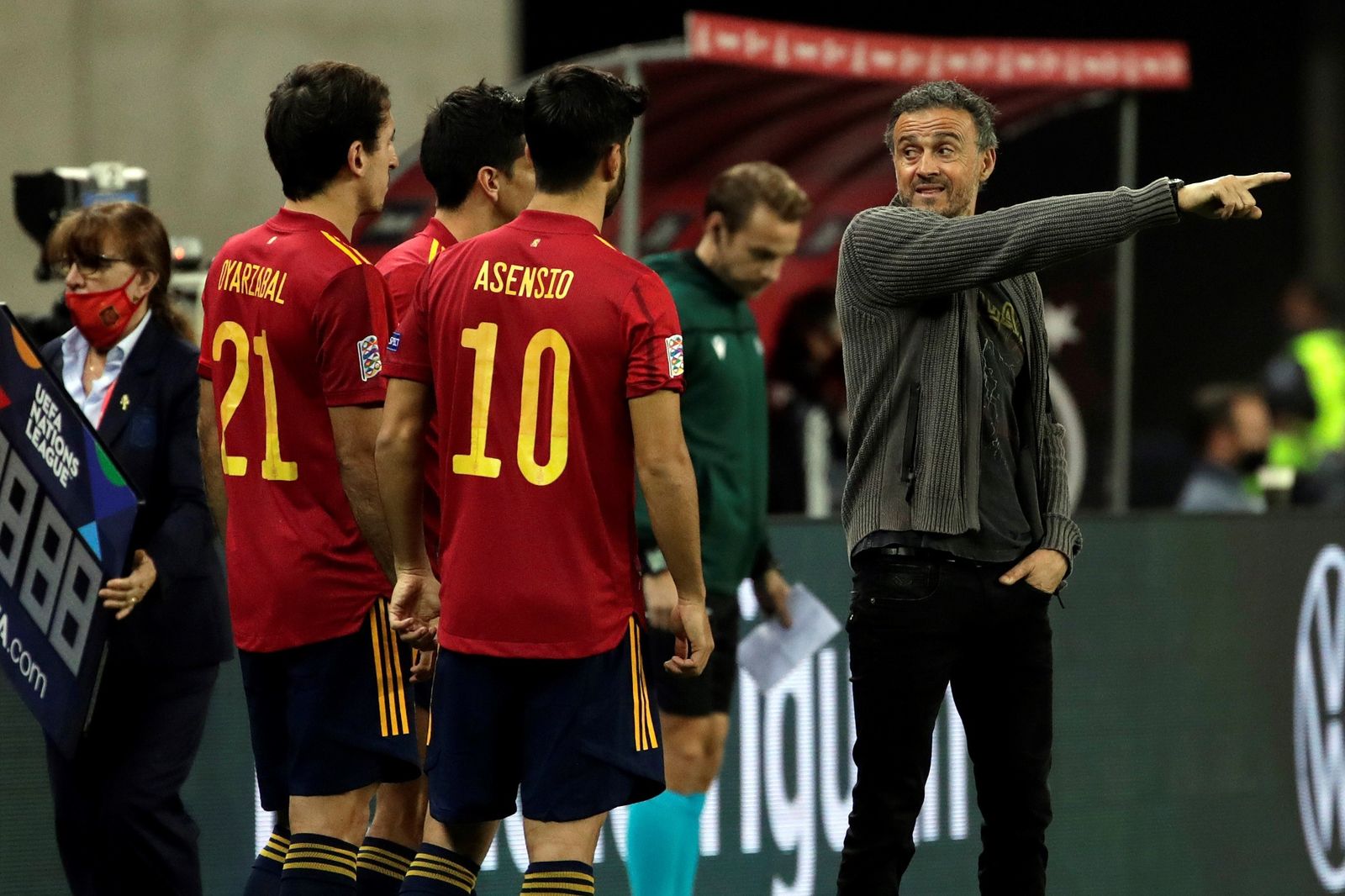 Luis Enrique da una indicación a Oyarzabal y Asensio en el España-Alemania.