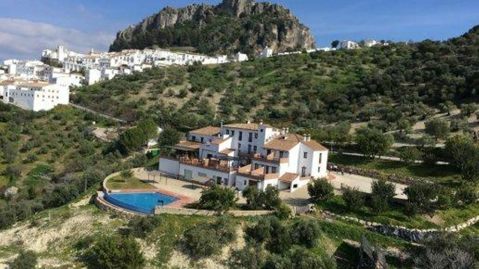 Unas vistas del complejo con  Zahara de la Sierra al fondo