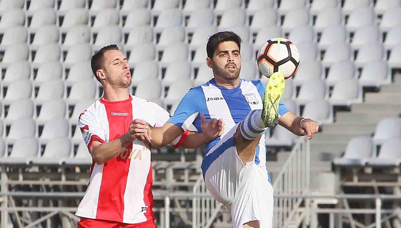 Kevin controla el balón en un partido con el Jerez Industrial.