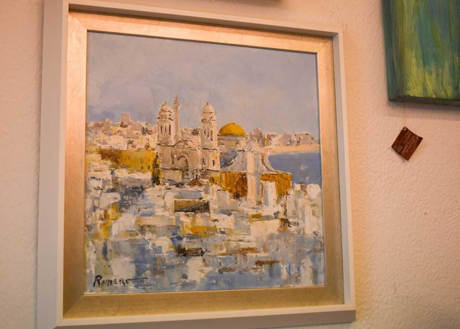 La Catedral de Cádiz. Portentosa desde las alturas, el primer templo de la ciudad destaca en todas las panorámicas del casco antiguo. En este caso, sobresale entre un mar de azoteas. Este cuadro está realizado por Romero a espátula con un tamaño de 55x55. Su precio es de 335 euros.